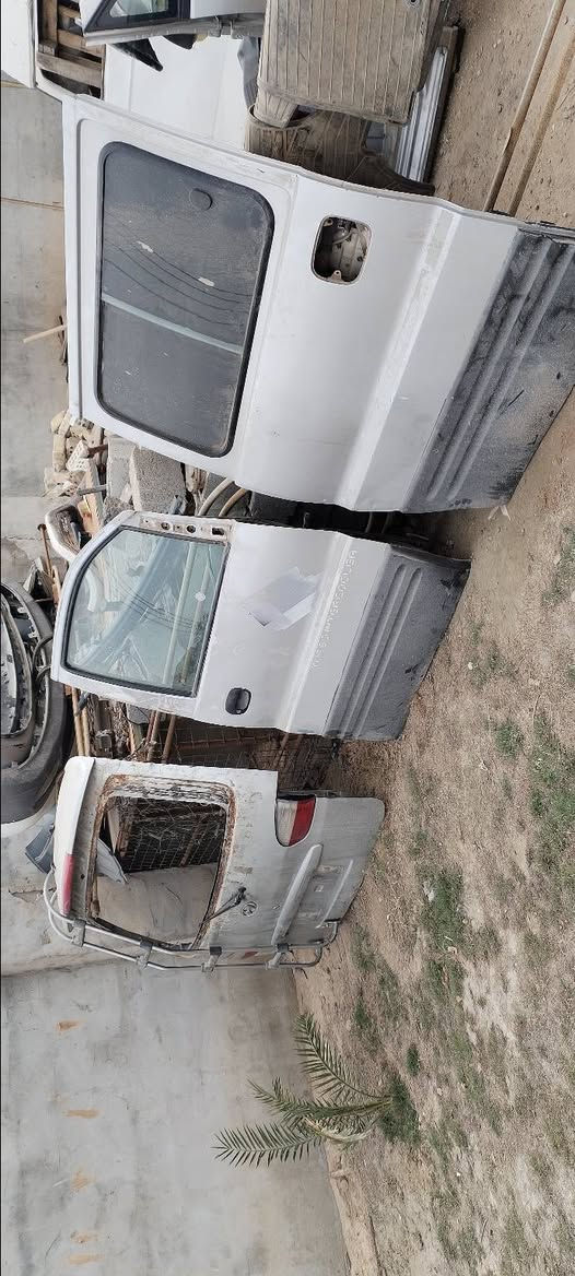 السلام عليكم للبيع غراض ستاركس 2007 بجم كامل ما كصه جديده هوه بيبان  واجنطه ودعميات زوج  وكشنات مكان بغداد رقم التلفون ***********
