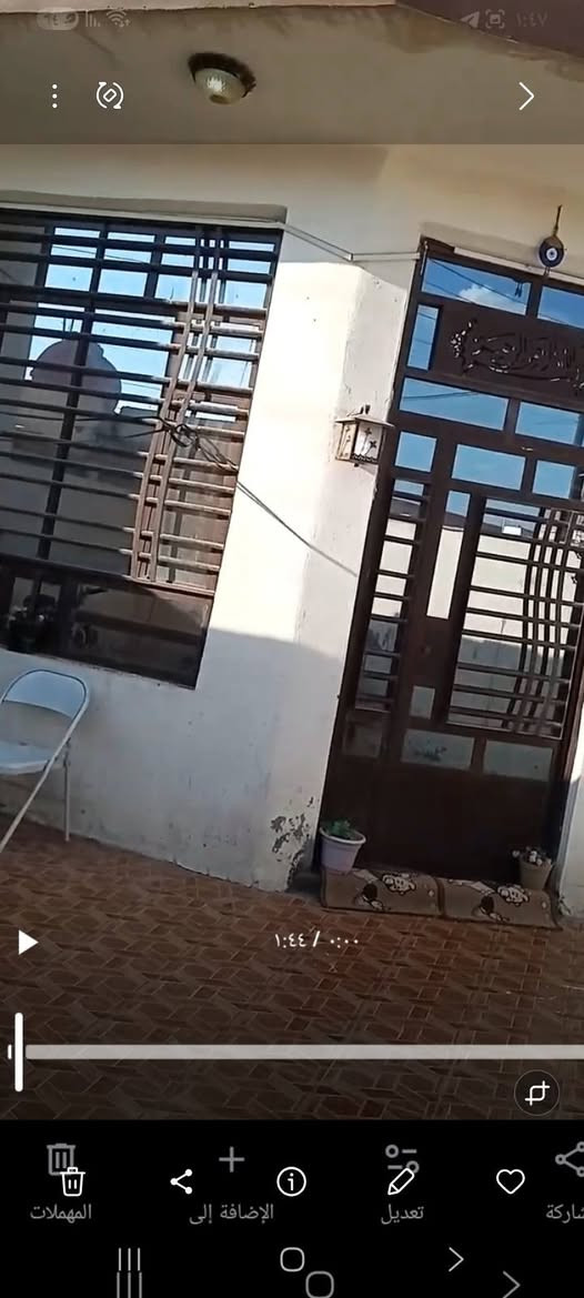 ببت للبيع مساحة ١٢٥ حي العسكري قرب اعدادية الرباط تفاصيل الببت الواجهة ٥ونص النزال ٢٥ بناء خديث يتكون من استقبال مطبخ صاله غرفه صحيات داخليه وخارجيه منور طرمه كد سياره تاخذ  سطحين كبار بيتونه تصلح غرفه تفاصيل اكثر الاتصال على الرقم ***********
