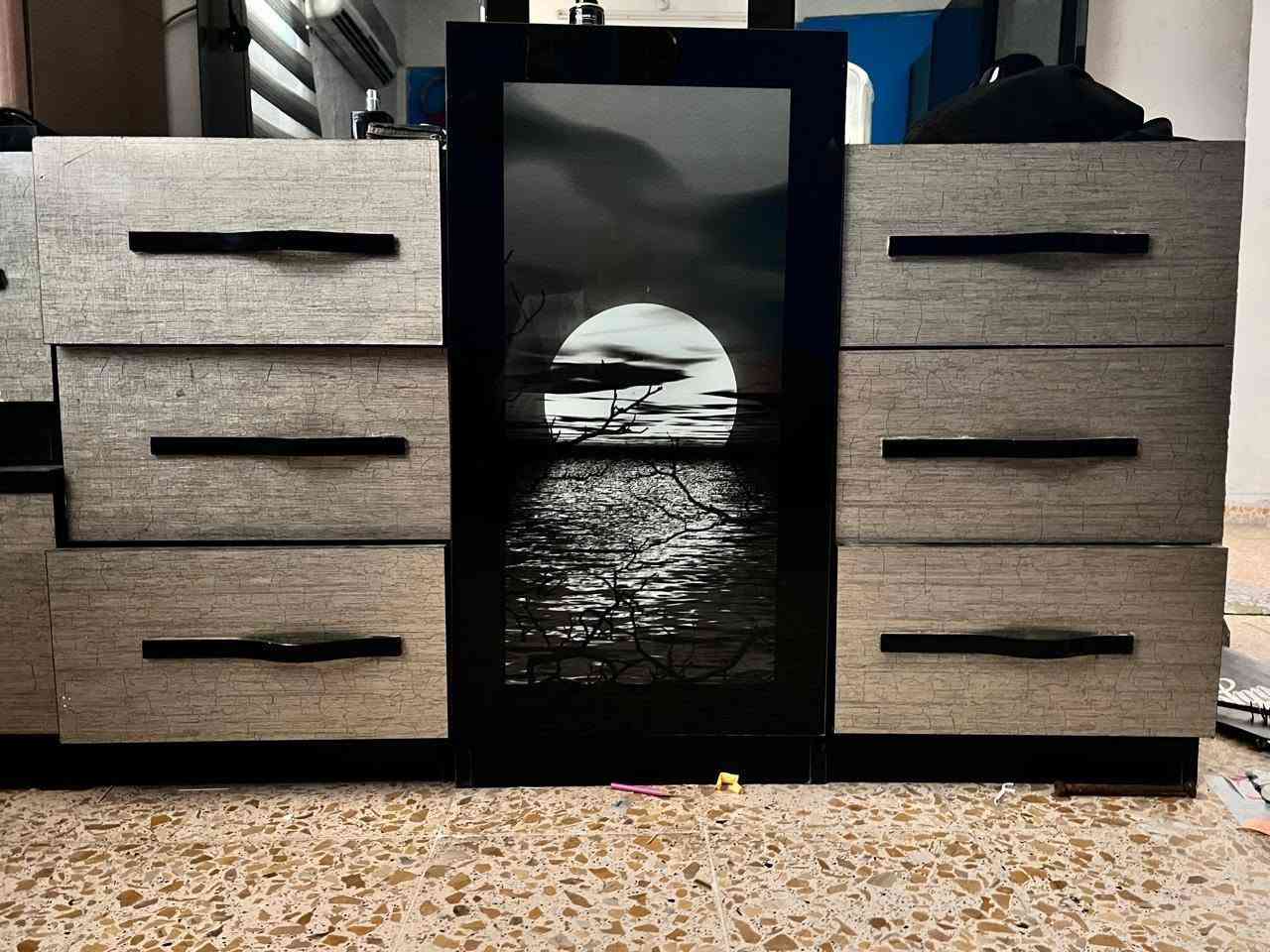 سلام عليكم مكلف مكلف بنشر هذه رقم صاحب الغراض *********** غرفة نوم مثل ما واضح تفاصيل ب منشور بس حالين مفتوحه يعني تجي بس اتحمل وتشد  الغرفه  و+ كاونتر ويا معلق قياسه 2 متر  عنوان نجف حي نداء شارع المجمعات
