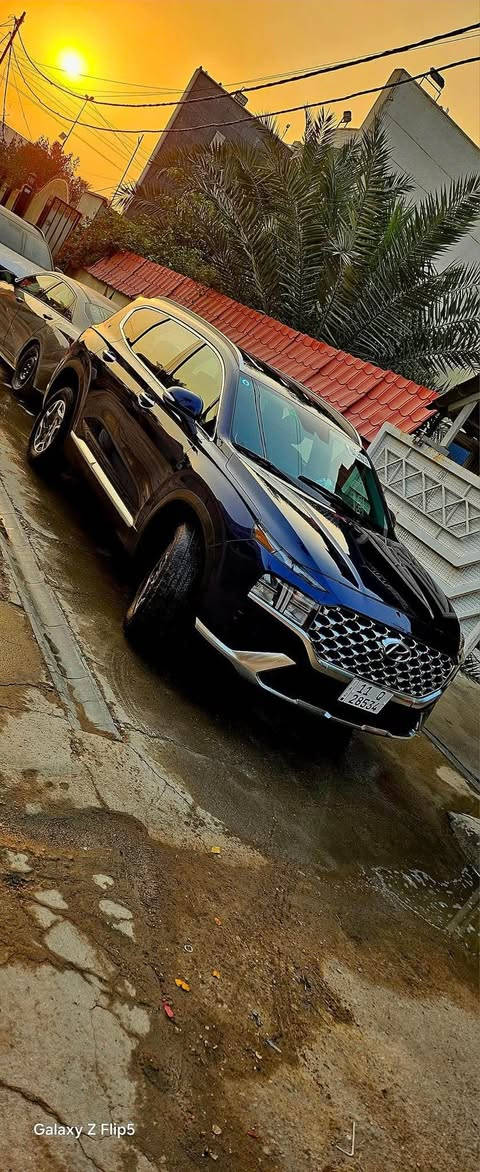 هيونداي سنتافي هايبرد موديل 2023 امريكي 
 2023 HYUNDAI SANTA FE BLUE HYBRID 
محرك 1.6 تيربو هايبرد
وارد امريكي 
ماشية   66،000KM  
. دخول وتشغيل بصمة 
.باب الخلفي كهرباء 
.شاشة كبيرة 
.حساس خلفي  
.كاميرا رجوع 
. نظام التحكم بوضعيات القيادة Eco , Normal , Sport 
.نظام مانع انغلاق  المكابح ABS
.أضوية نهارية LED
.رادار مانع تصادم 
.تحديد مسار 
.بروجكتير 
.كير بيانو 
.مكيف هواء اوتماتيك للمنطقتين 
.مقاعد جلد 
.مقاعد امامية + الخلفية كهرباء
.مقاعد امامية تدفئة 
.ستأئر جانبية 
Apple car play & android auto 
. كشافات ضباب امامية 
.ازرار تحكم عبر المقود 
. قفل مركزي 
.مثبت سرعة 
.رقم بغداد مشروع وطني 
. السعر (235) ورقة
ملاحظة: حادث السيارة بنيد مبدل ومصبوغ 
————————————
لاستفسار
*********** ابو علي بغداد, العراق
