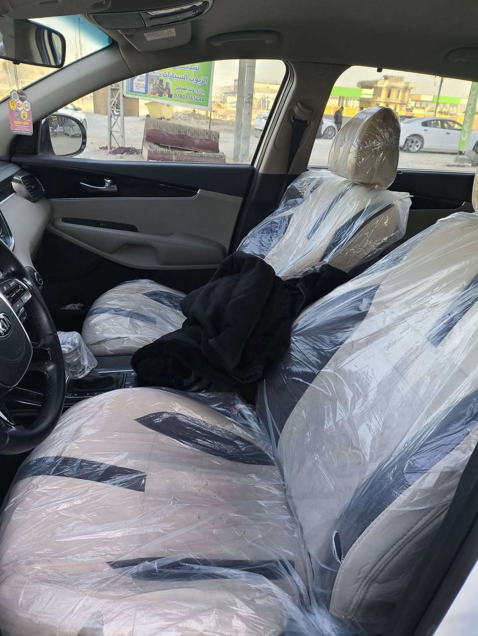 السلام عليكم
كيا سورنتو موديل ٢٠رقم بغداد
السياره كفاله ماعدا كارت قليل حافه البنيد جهه الايت 
تبريد تدفئه شغال 
حداديه جديده 
مكان السياره الديوانيه قضاء سومر 
السعر ٢٣٦
***********
