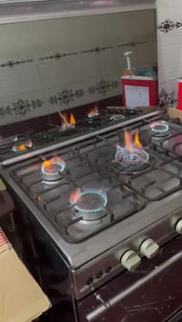 شباب طباخ إيطالي خمس عيون شغالات الفرن شغال علا الفحص كلش نضيف سعرة ٢٧...