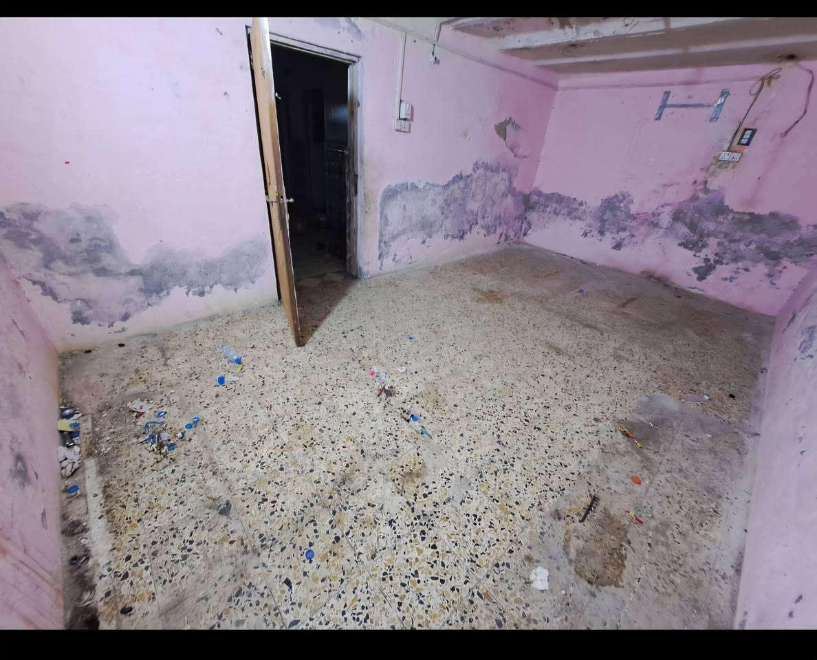 السلام عليكم ​متوفر بيت للإيجار في البصرة  منطقة الجمهورية الثانية خلف مطعم ماريو موقع استراتيجي (ركن) يسهل عملية التحميل والتفريغ
​✅ مواصفات البيت
​الموقع: ركن (سهولة كبيرة في وصول السيارات وحركة البضائع)
​التفاصيل يتكون من 3 غرف واسعة + استقبال كبير + مطبخ ومجموعة صحية
​الاستخدام العقار مخصص كـ مخزن أو للأعمال التجارية (علماً أن البيت غير صالح للسكن)
​⚠️ ملاحظة بخصوص الكهرباء
الكهرباء حالياً مفصولة عن البيت وفي حال رغبة المستأجر بربطها يتطلب الأمر مراجعة الدوائر المعنية من قبله
​💰 سعر الإيجار 300,000 دينار عراقي شهرياً
​📞 للتواصل والاستفسار، يرجى الاتصال على الرقم
***********
