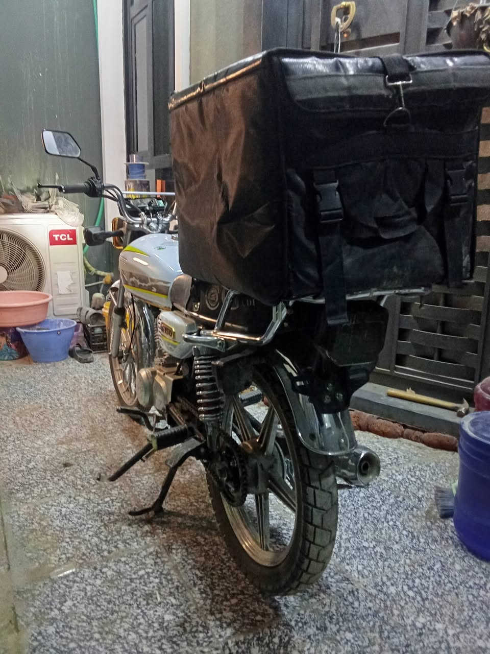 سلام عليكم دراجه ايراني سونك اربعه كير لبيع موديل 2024 المكينه بل جيس شرط الفحص الدراجه خير من الله نقص بس دشبول وعندي سوج وياله وياه جديده السعر 550 وبيه مجال شي بصيط مكاني الدروة *********** هاذا رقم تلفوني
