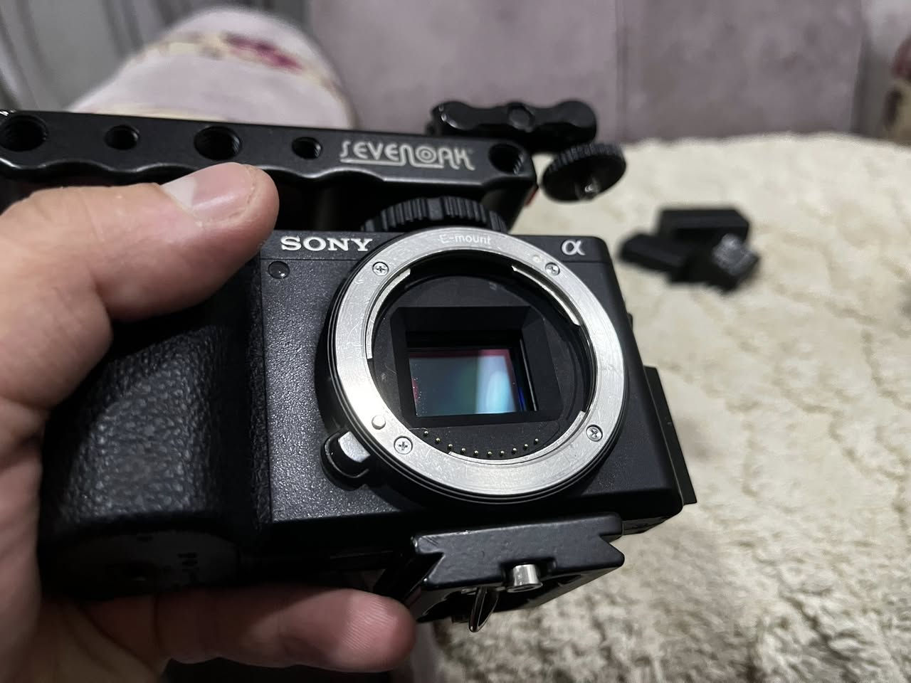 كامرا سوني a6500 مستعملة وياها بطارتين وشاحنة وكيبل
الكامرة شغالة كامل وما بيها اي مشاكل
ووياها عدستين الاصلية 16-50 والعدسة artestic 12mm f1.8
ووياها ادابتر لعدسات كانون وعدسة كانون تامرون 17-50 f2.8 
ووياها قبضة
الكامرة عارضها ب 725 الف دينار وبيها مجال بسيط
للتواصل ***********
