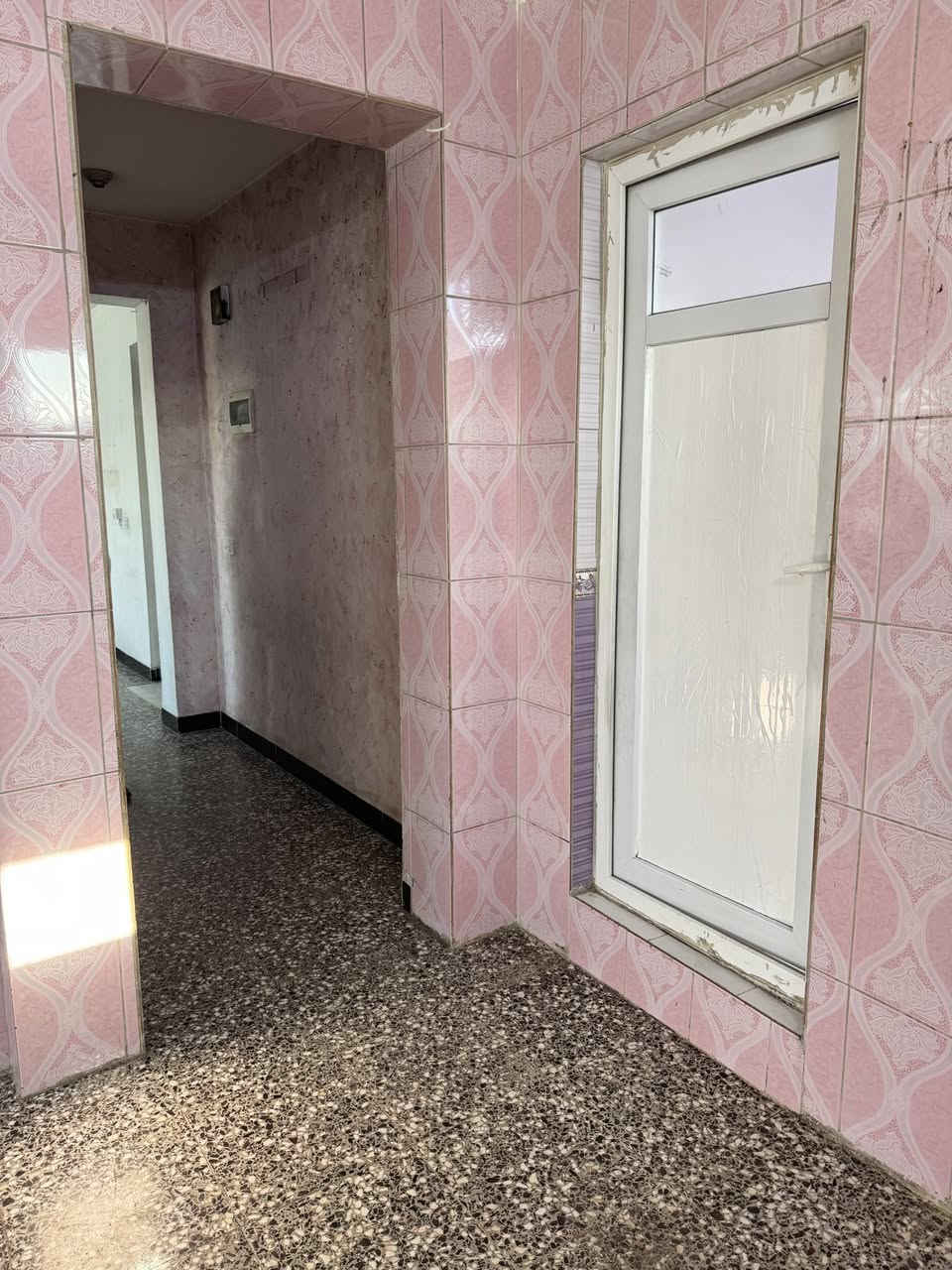 شقة للإيجار مساحة 75م
🔺غرفة نوم ، مطبخ ، صالة ، حمام 
📍العنوان : حي سومر  _ شارع المدارس مقابل مطعم الياسمين 
*الشقة لعائلة صغيرة فقط 
🔹سعر الإيجار 350 الف 
🔸للاتصال ***********
