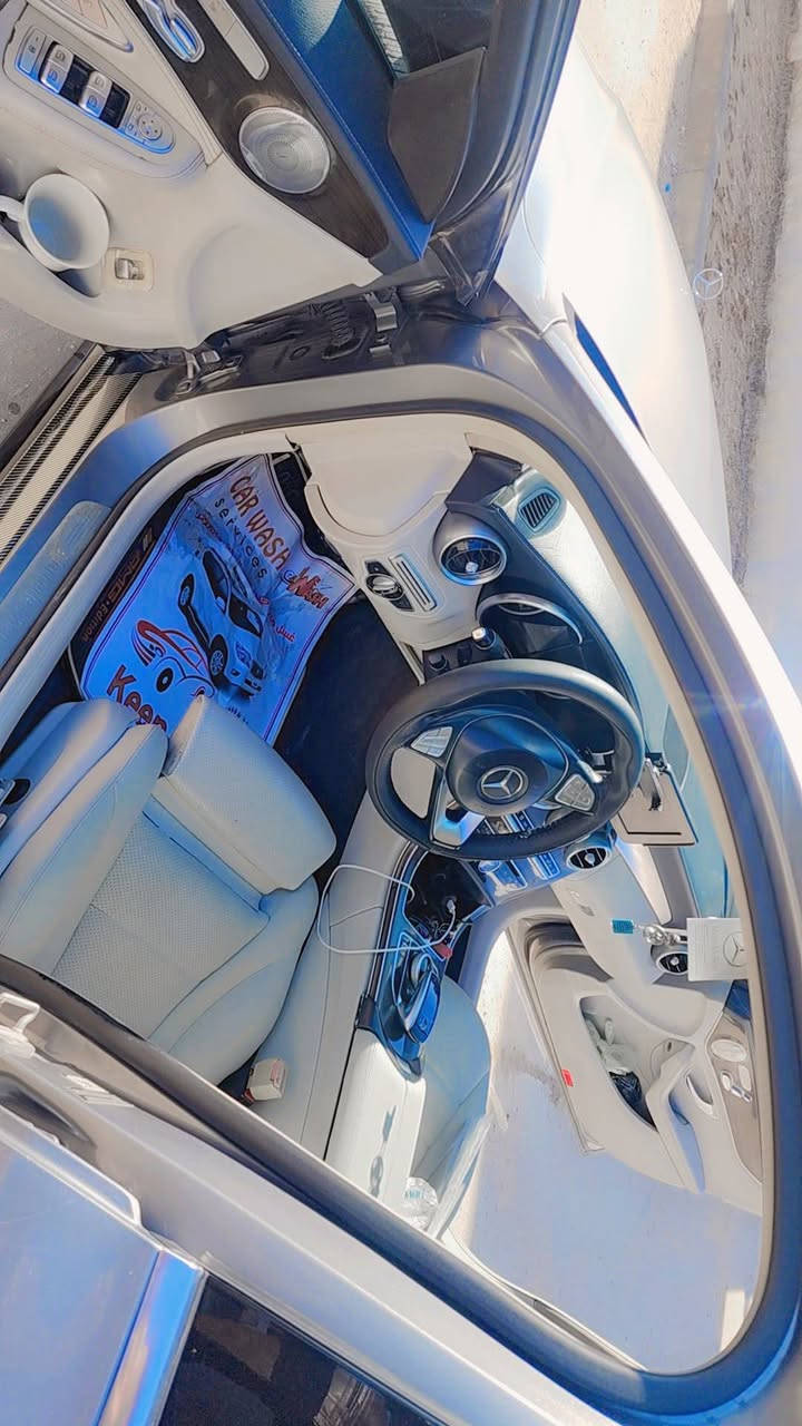 🚗 مرسيدس C300 موديل 2015 – فور ماتيك (دفع رباعي)
🔹 المحرك:
• 4 سلندر
• سعة 2.0 لتر
• تيربو
• قوة تقريبًا 241 حصان
🔹 القير:
• أوتوماتيك
• تبديل ناعم وسلس
🔹 الدفع:
• 4MATIC فور ماتيك (دفع رباعي ثابت)
🔹 الاقتصادية:
• صرفية بنزين ممتازة مقارنة بالقوة
🔹 الداخلية:
• مقاعد جلد أصلية
• تحكم كهربائي بالمقاعد
• شاشة وسطية
• بلوتوث + AUX
• نظام صوتي واضح
• مكيف ثلج ❄️
🔹 الأمان:
• ABS
• ESP (مانع انزلاق)
• وسائد هوائية
• حساسات
🔹 الخارجية:
• تصميم أنيق ورياضي
• تايرات بحالة ممتازة
• إضاءة LED
🔹 الحالة:
• السيارة نظيفة فقط جاملغ الايمن صبغ 
• الماكينة والقير بحالة جيدة
• بدون مشاكل جوهرية
• فحص وين ما تريد و سونار مرفق 
📍 الموقع: السماوه 
💰 السعر: خاص 
📞 للتواصل:***********
