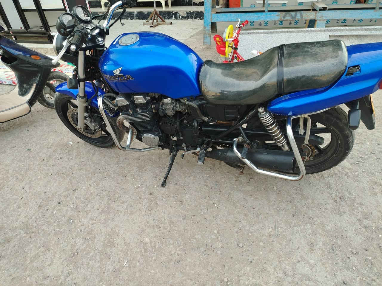 سلام عليكم بطح سيبي آر 750للبيع دراجه حلوه ونضيفه جاهزه ما بيه نقص مكاني ماجديه للاستفسار ***********ما متواجد خاص
