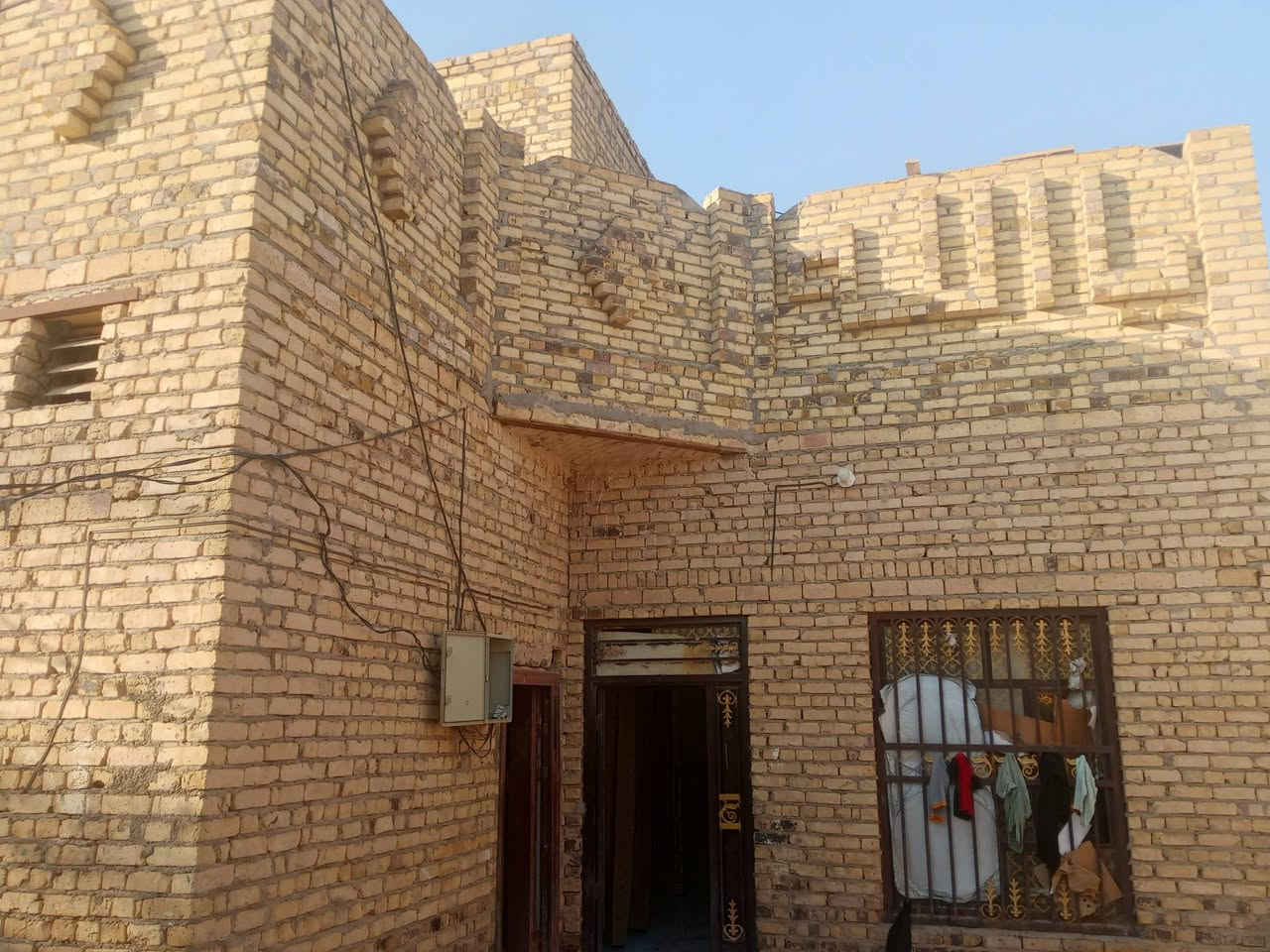 سلام عليكم بيت للبيع موقع الحمزه الشرقي السايدين شارع عشرين التبليط الجديد يوصله ومجاري كامله مساحة البيت 240 بي 5 اغرف 2 فوك و3 جوه صاله 8×4 مطبخ 4×3 صحيات كامله تشاريف كامله زاىد منور متر بيت كامل للاستفسار خاص او اتصل *********** رجاء الي مو شراي لا يتصل
