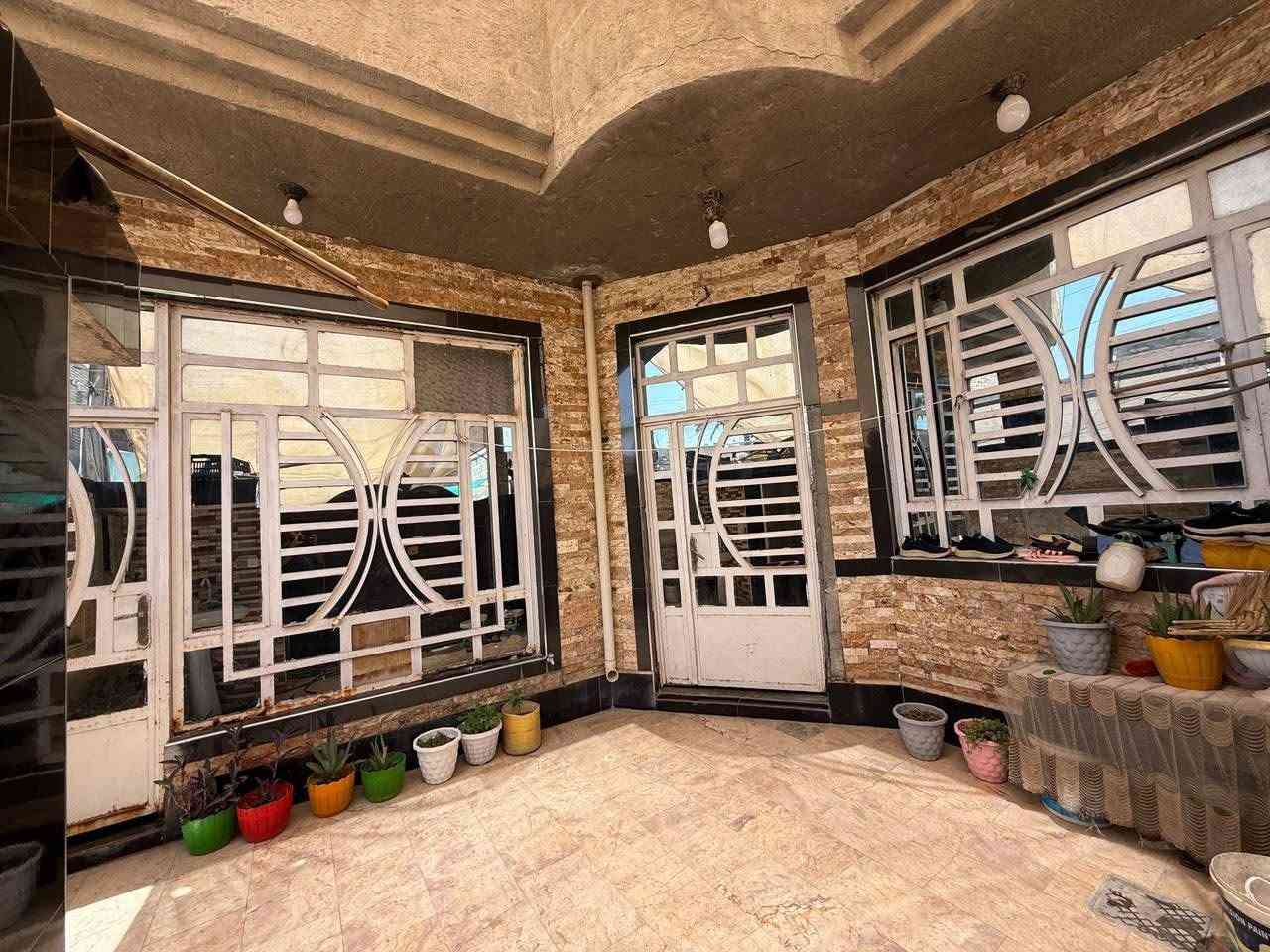 السلام عليكم ورحمة الله وبركاته  البيت البيع في منطقة ٥٠٠٠ تالف ١٠٠ متر مربع  البيت طابقين اربع غراف نوم والبيت كله مرمر ركن ع شارع رائسي قرب من مدرسة سلمان محمدي    الاستفسار عن رقم الهاتف ***********
