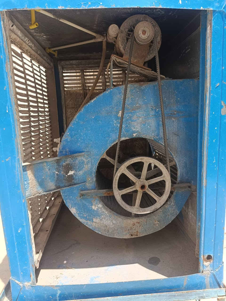 مبردة حجمها 3 ونص النظافة نفس ما بل صورة 
سعرها 90
وبيها مجال مكاني موصل الايمن
رقم الهاتف ***********
