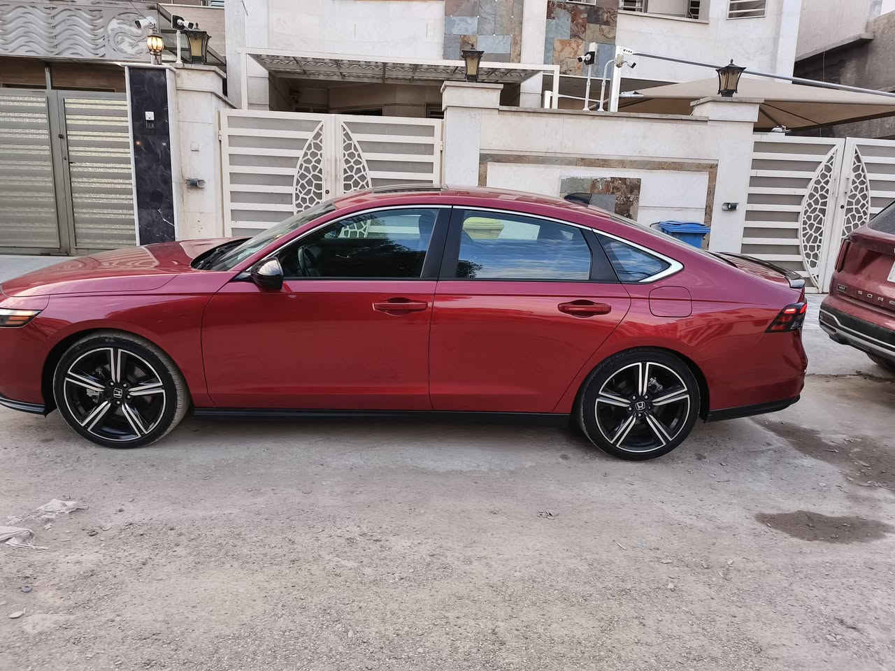 هوندا اكورد حادث كم موضح   للاستفسار اتصل ب*********** عنوان بغداد باسمي  فئة sport  موديل 2023 ايرباك البرده فقط
