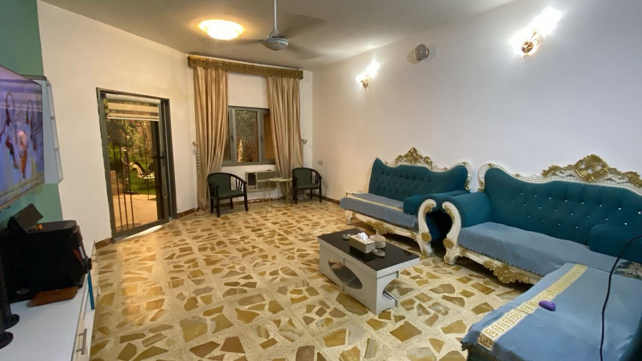 سلام عليكم دار للبيع كميرة ابو كفة  مساحة 263 واجهة سبعة ونص زراعي سند ٢٥
حديقة وكراج وغرفتين نوم وحدة جوه وحدة فوك كبار 
صحيات عدد ١ جوه و استقبال ومطبخ وحولي ومنور للاستفسار وباقي الصور  *********** او خاص
