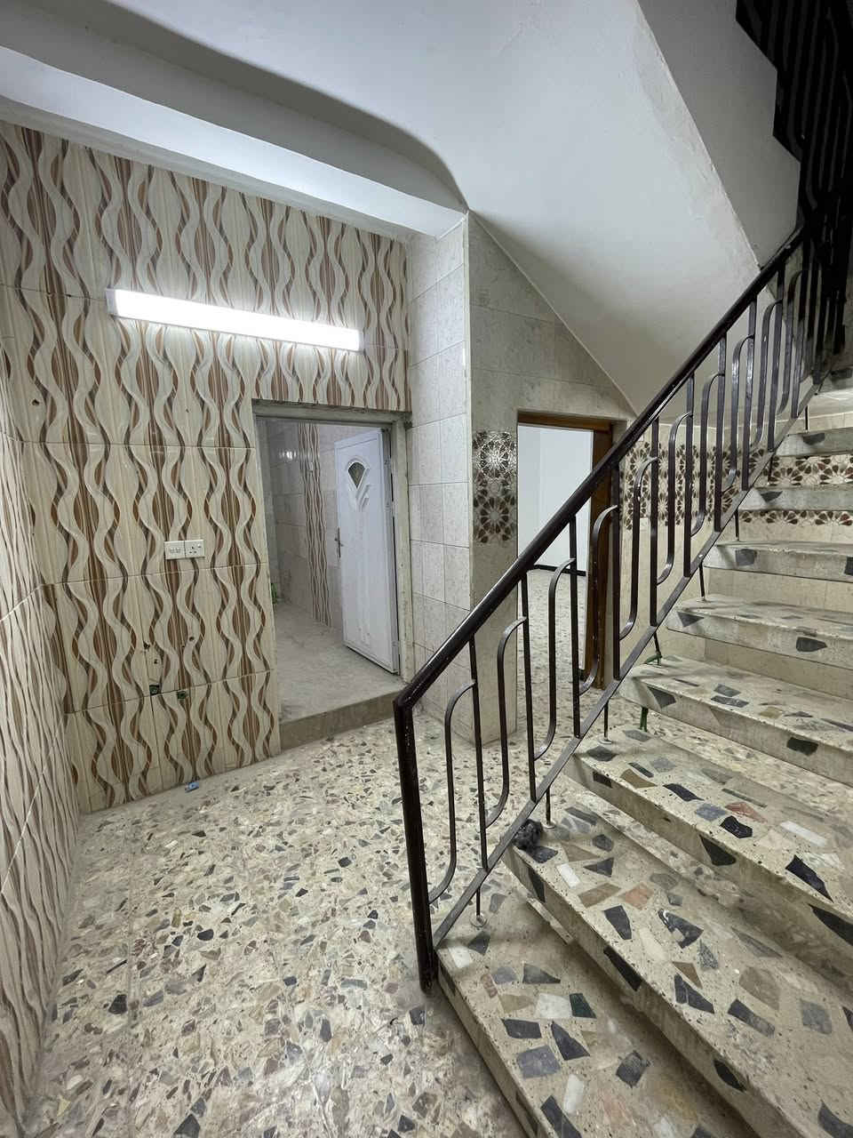 السلام عليكم 
بيت للايجار المساحه ١٠٠ متر 
نظيف جدا 
العنوان حي اور قرب جامع الفردوس 
للاستفسار الاتصال  ***********
