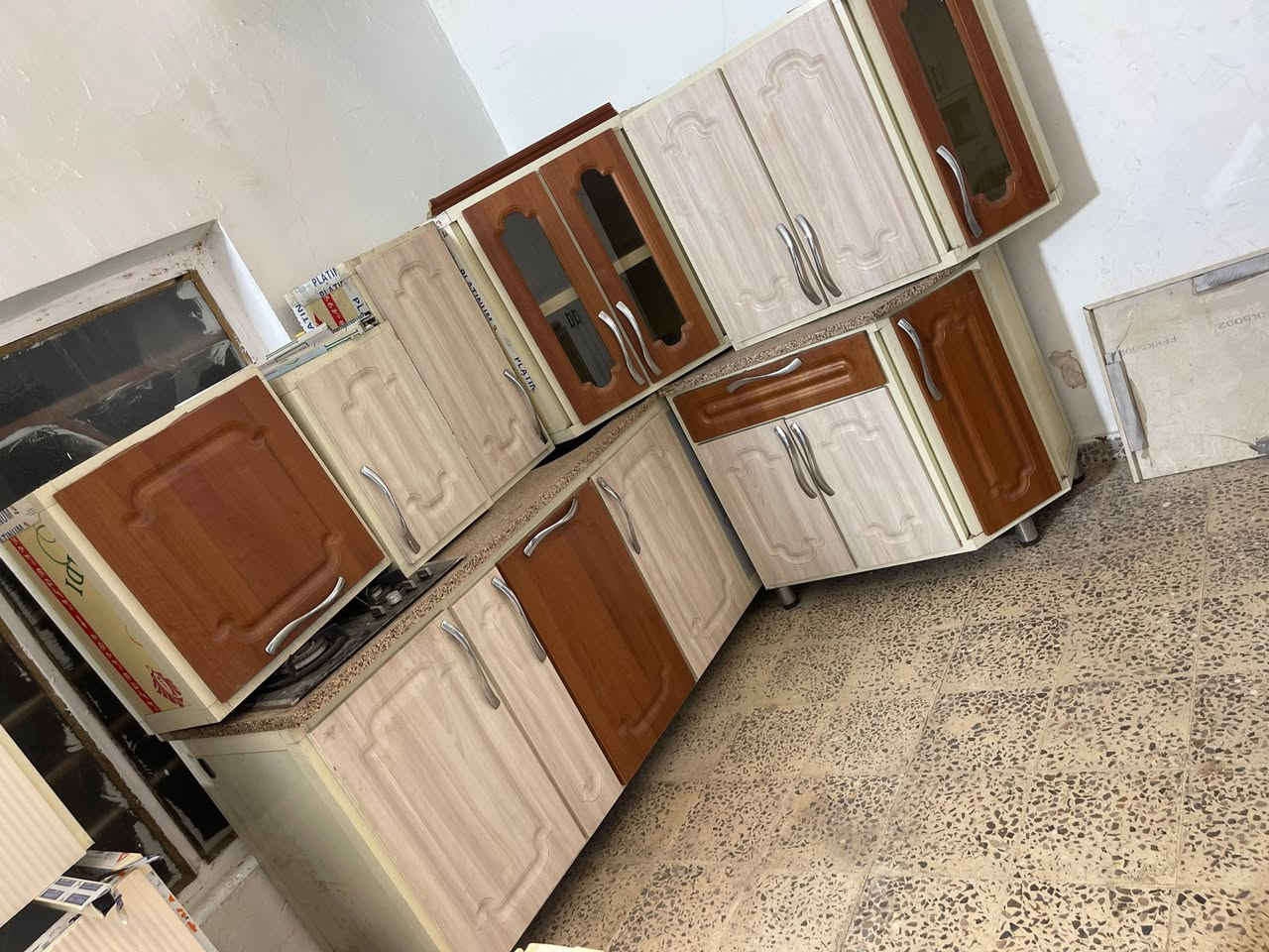 كاونتر المنيوم 
مستعمل نضيف 
كاونتر المنيوم والأبواب اج دي اف 
قياس أكثر من ثلاث امتار حرف ال كله مرمر بي طباخ سعره ٣٥٠ مكان السيدية اتصال ***********بي واتساب
