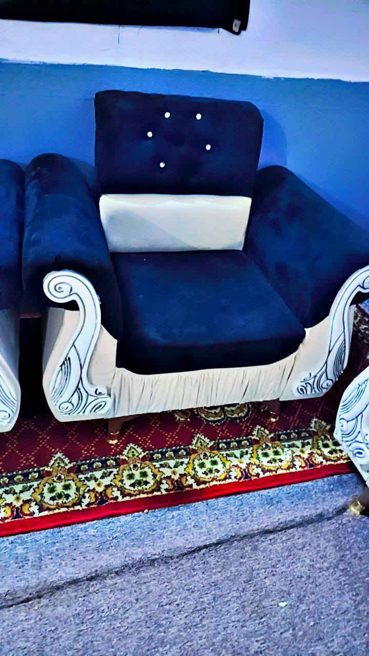 تخم نظيف ومرتب لونه اسود وابيض ويلائم ويه اي لون فراش وستائر  خمس قطع عشر مقاعد للبيع المستعجل ب250 وبي مجال الشراي


**إذا كنت صاحب هذا الإعلان وتريد حذفه لأي سبب، رجاءا أرسل رسالة إلى الدعم الفني**