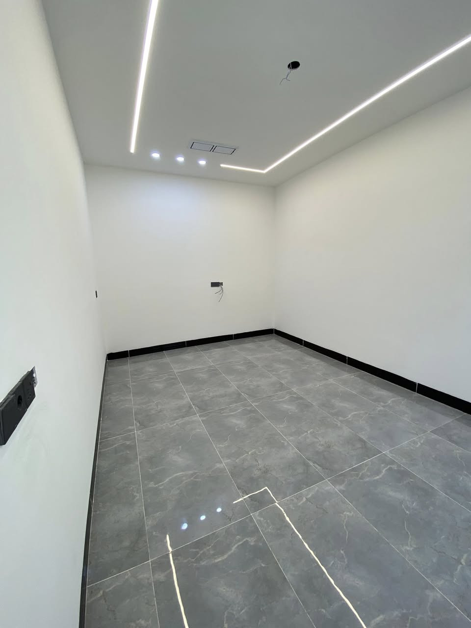 🏠اعلان اعلان
دار للبيع
موقع مميز
~~~~~~~~~~~
📄طابو ملك صرف
🧱بناء درجه اولى
~~~~~~~~~~~
سقف مغربي ✔️
واجهة فلين✔️
نظام تبريد مركزي✔️
بناء هندسي✔️
~~~~~~~~~~~~
📐المساحه:-100م
📐الواجهة :5م
~~~~~~~~~~~
📍الموقع :اسرى و المفقودين
خلف صيدليه جواهر
~~~~~~~~~~~
💸السعر الدار الواحد :-123مليون وقابل للتفاوض
~~~~~~~~~~~
الطابق الاول  يحتوي:-
استقبال +هول+مطبخ 
غرفه نوم+صحيات
~~~~~~~~~~~
الطابق الثاني يحتوي على:
هول +صحيات+غرفه نوم
~~~~~~~~~~~
للاستفسار اكثر الاتصال على
***********📱
~~~~~~~~~~~
نستقبل جميع العروض 
🏠السكنيه  🏛️التجاري
