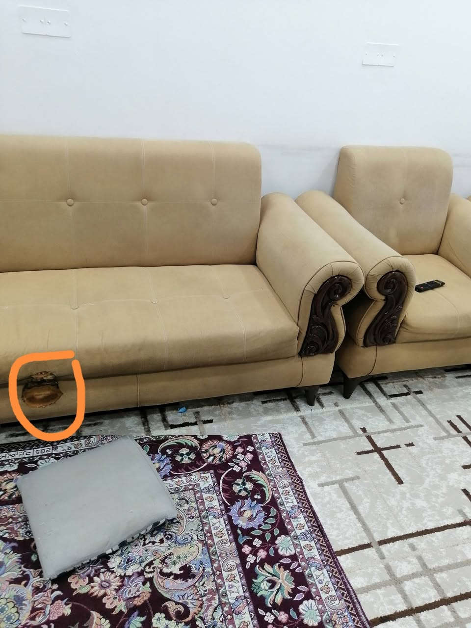 السلام عليكم
تخم قنفات للبيع كامل نظافه ٠/٨٠ فقط حرق صفير مثل ما مبين بالصوره
2كراسي مفرد
2قنفات كبار
1قنفه صغيره
السعر ٢٠٠ الف
للتواصل ***********
