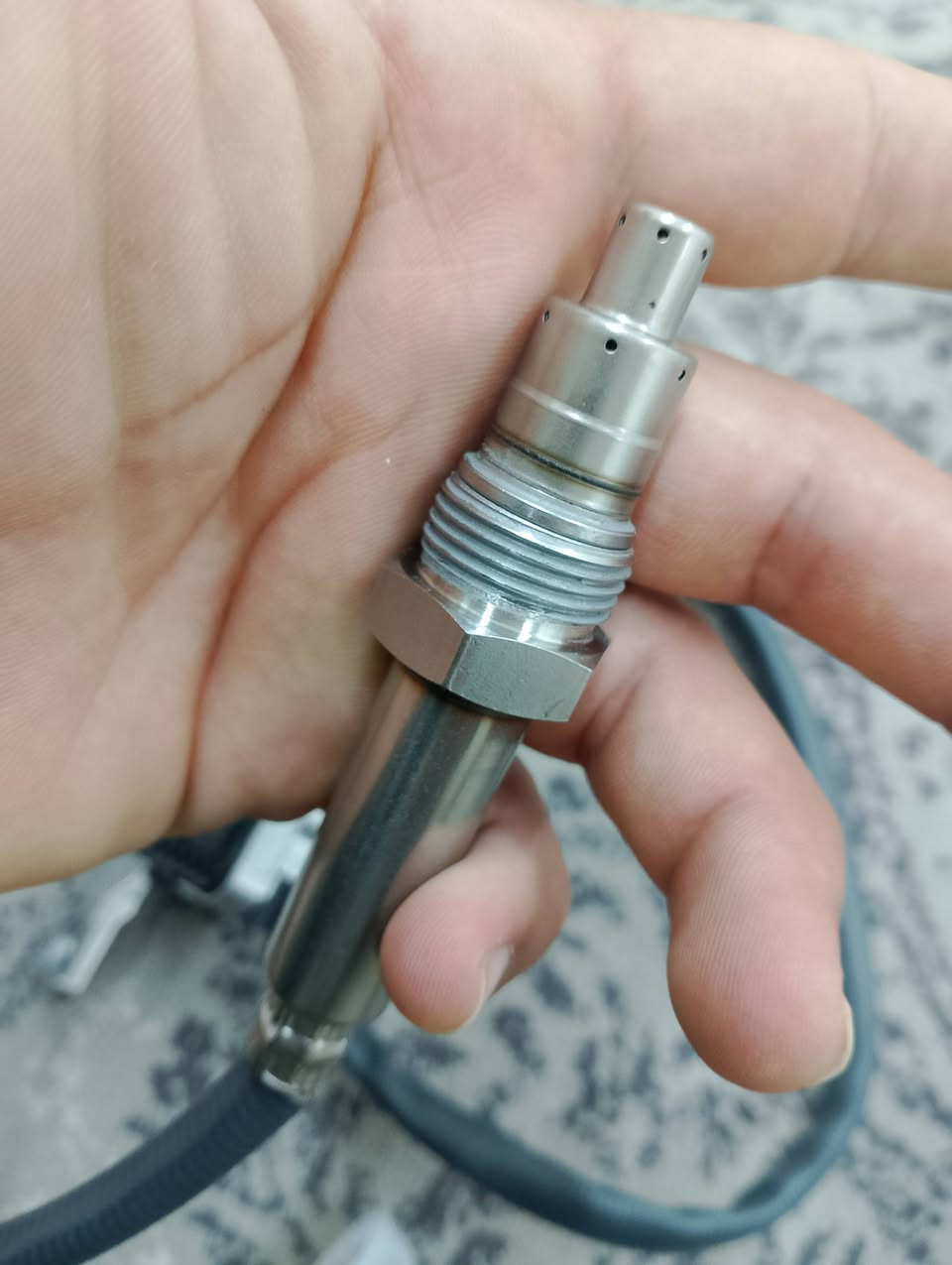 للبيع 
حساس نوز (NOx Sensor) أصلي لمجموعة فولكس واجن
​التفاصيل:
​النوع: حساس نوز (NOx Sensor) مع العقل الخاص به.
​رقم القطعة (Part Number): 04L 907 805 BH.
​الحالة: نظيف جداً (أصلي بلاد).
​السيارات المناسبة: يشد على سيارات (VW, Audi, Skoda, Seat) المحركات الديزل (TDI) موديلات ٢٠١٦ فما فوق.
​الموديلات: (Golf, Passat, Tiguan, Audi A3/A4) وغيرها من فئة يورو 6 (Euro 6).


**إذا كنت صاحب هذا الإعلان وتريد حذفه لأي سبب، رجاءا أرسل رسالة إلى الدعم الفني**