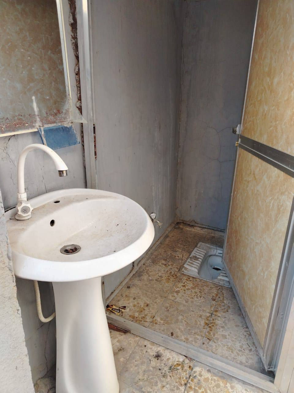 دار للايجار في الدورة شارع 60 قرب حسينية الصدريين مدخلين وكراج كبير وخدمات خارجية 3 غرف نوم وحده جوه وثنين فوك وحده منهن سويت ومطبخ ومنور واستقبال وخدمات وسطح 
الشعر 600 قفل 
*********** واتساب
