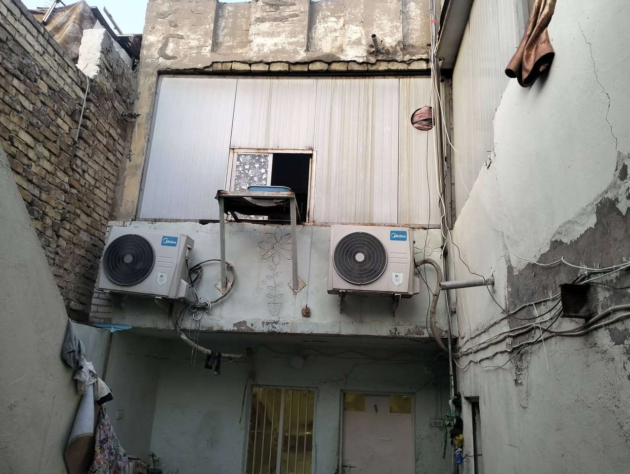 السلام عليكم ورحمة الله وبركاته
دار 144 متر للبيع
 بناء قديم يعتبر ( قطعة ارض ) في مدينة الصدر قطاع 28 
السعر 150 وبيه مجال
للاستفسار ***********
