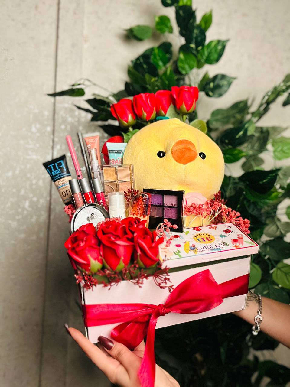 اجمل بوكس ممكن تشوفوا بمناسبة الفالنتاين 🌹🦋❤️

لأنكِ قطعة من السكر في عالمي، ولأن دلالكِ لا ينتهي.. أهديتكِ هذا البوكس المليء بالحب والجمال. كل عيد حب وأنتِ أميرتي المدللة. 🐥💕💄"

بطة صفراء كبيرة الحجم ولطيفة جداً، تعطي لمسة دافئة للهدية.🐥
❤️باليت صغير بألوان بنفسجية.
❤️باليت كنتور أو إضاءة بـ 6 خانات.
❤️كريمات الأساس والوجه:
❤️كريم أساس Maybelline Fit 
❤️برايمر Maybelline Baby Skin لتنعيم البشرة.
❤️مجموعة من أرواج "ليب غلوس" بألوان مختلفة (أحمر وفوشي ونود).
❤️أقلام تحديد عيون (آيلاينر) وكحل.
❤️علبة رموش صناعية.
❤️زيت أو سيروم للشفاه (Magic Oil).
مع كارت حسب العبارة لتريدها🎁

سعر البوكس ٣٠الف
🚘يوجد خدمة توصيل لجميع محافظات العراق ٥ الاف


**إذا كنت صاحب هذا الإعلان وتريد حذفه لأي سبب، رجاءا أرسل رسالة إلى الدعم الفني**