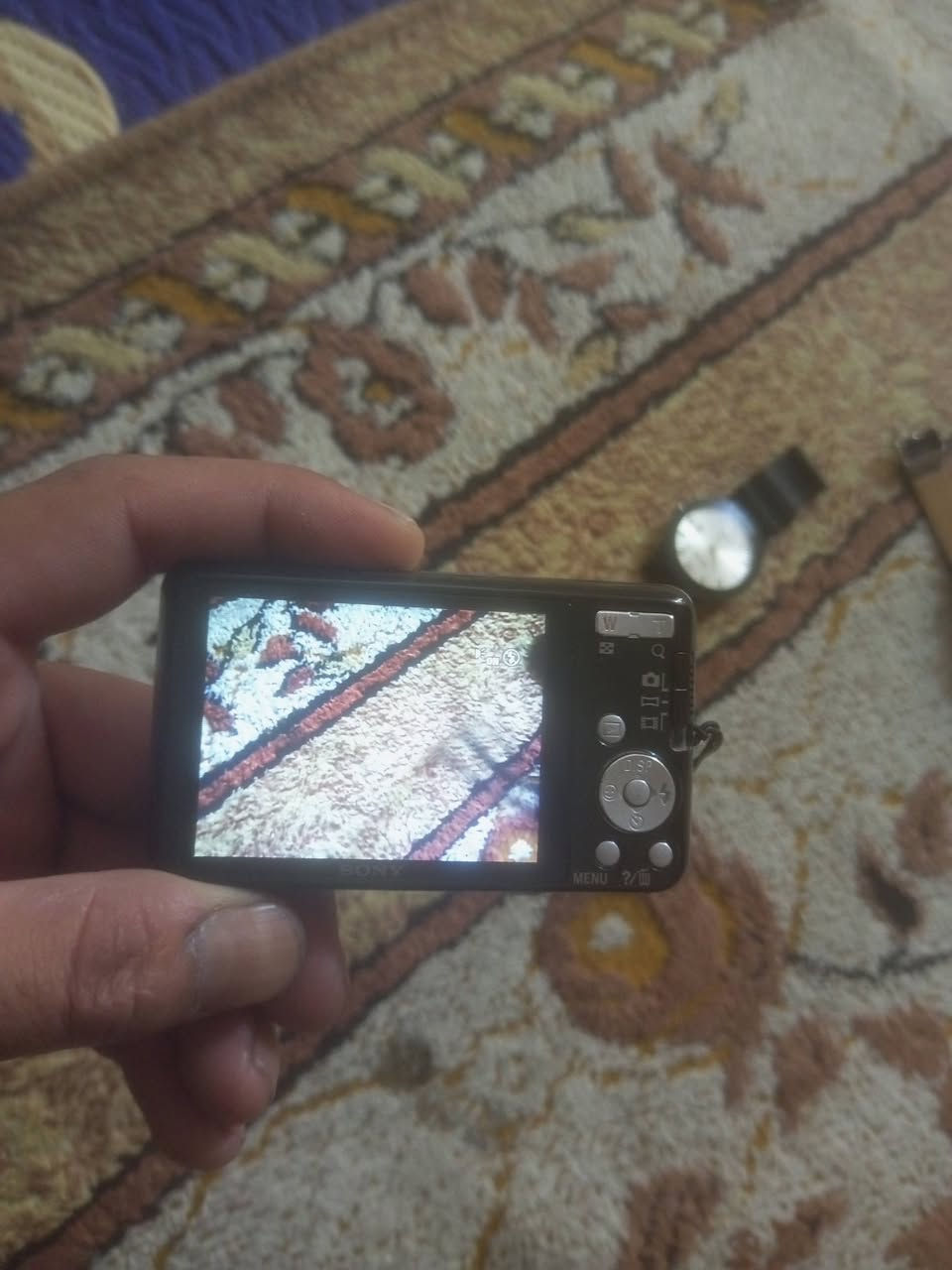📸 للبيع كاميرا سوني جيب (Sony Cyber-shot W630) الأصليةالحالة: شبه مخزنة بنظافة ممتازة 95%، شاشة وعدسة نظيفة وتعمل بكفاءة 100%.الدقة: 16.1 ميجابكسل مع عدسة Carl Zeiss الفاخرة لصور حادة وتفاصيل واضحة.الفيديو: تصوير عالي الدقة HD 720p مع ميزة البانوراما مكاني بغداد سعر 120 للتواصل واتساب ***********
