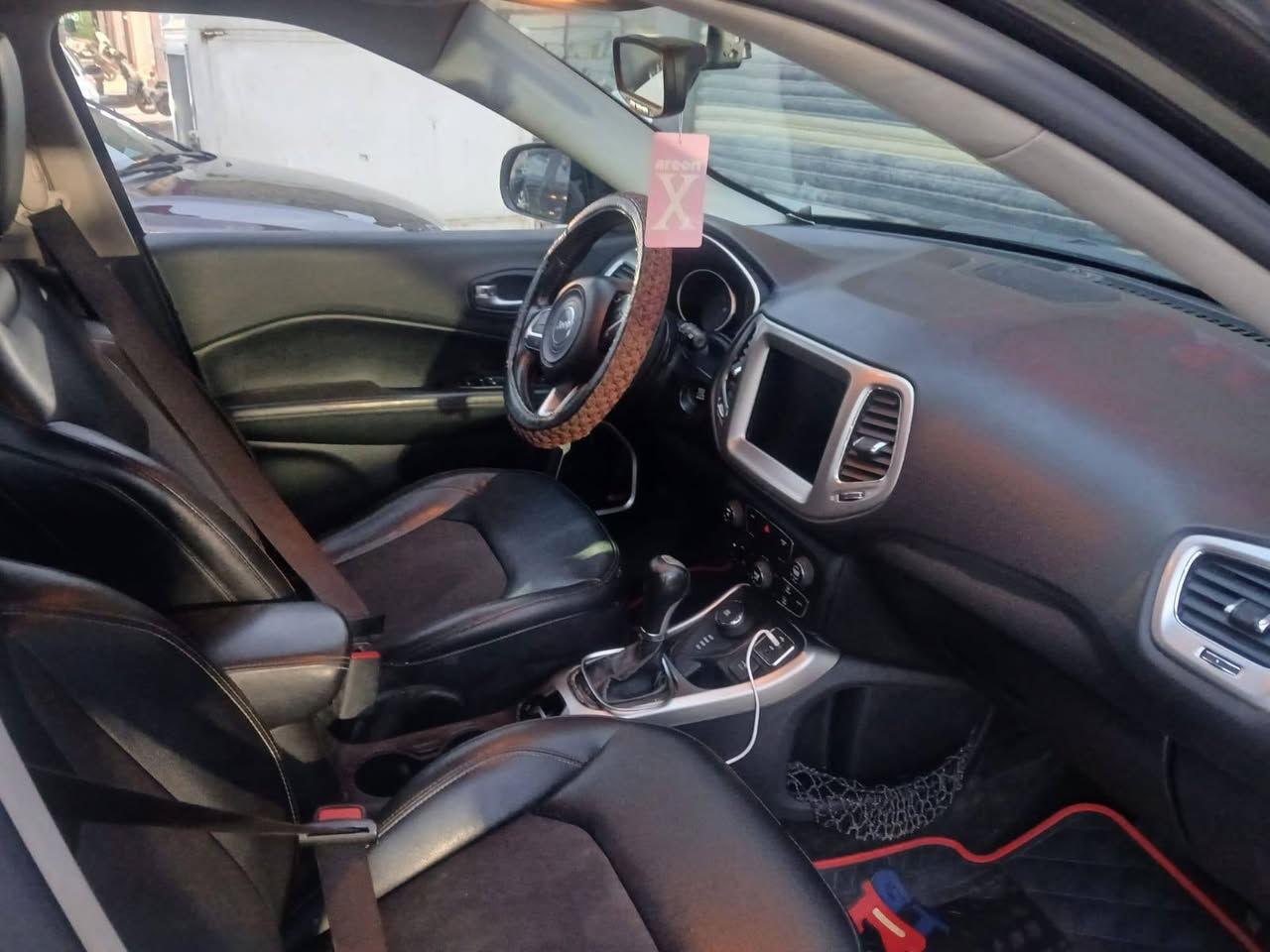 السلام عليكم بيع مستعجل ومناسب وماكو هيج سعر بالسوك  وشايف كل الخير الياخذها 
للبيع جيب كومباس 

الضرر:بنيد بدون دواخل لا شاصي ولا لغد وبعده ما مصبوغ 

الرقم: بغداد 

المحرك :2400 ( اربعه سلندر)

الموديل:2017
 
العداد: 78 الف 

•غرفه السياره: كشنات السياره اسود اصل

•السياره بصمه 
•كامره خلفيه 
•تبريد قطعين امامي وخلفي
•شاشه السياره كبي
•سايد بريك اوتو ودكمه
•تحكم ستيرن جهتين 
•مثبت سرعه كروس
•نضام ABS
فور ويل
سماعات ودمام خلفي اصليه الباين
وبعد بيه هواي مواصفات
فول عدا الفتحه

السعر المطلوب 95 ورقه  مع مجال بسيط 

الاتصال ***********

مكان السياره بغداد الزعفرانيه
