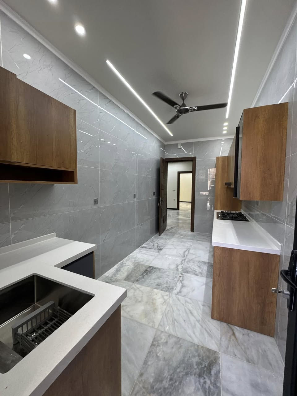 � للبيع حصراً لدى شركة الاستقرار للاستثمارات العقارية 🏠
📍 الموقع: بغداد – السيدية – مربع الضباط – شارع عرض 15 متر

✳️ دار سكني راقٍ بمواصفات متميزة ✳️
بمساحة 120 متر وبنزال 20 متر
"تصميم وتنفيذ شركة الاستقرار للاستثمارات العقارية"

الدار يتميز بـ:
• بناء مودرن بأحدث التفاصيل المعمارية
• 3 غرف نوم نظام سويت
• هول حولي واسع + استقبال أنيق
• مطبخ مجهز بالكامل من أجود أنواع المطابخ
• واجهة مرمر بتصميم هندسي مميز
• أرضية مرمر فخم
• ديكورات داخلية متكاملة
• ألمنيوم تركي الصنع (سلايد ومفصلي)
• تنفيذ دقيق بمعايير هندسية عالية

✨ الدار جاهز للسكن الفوري ✨

📞 للاستفسار والتواصل:
• أبو علي الجنابي: ***********
• علي الجنابي: ***********

📍 موقعنا: السيدية – شارع الضباط – قرب دائرة الكهرباء
شركة الاستقرار للاستثمارات العقارية

الاستقرار… ثقة تُبنى … خبرة متطورة
