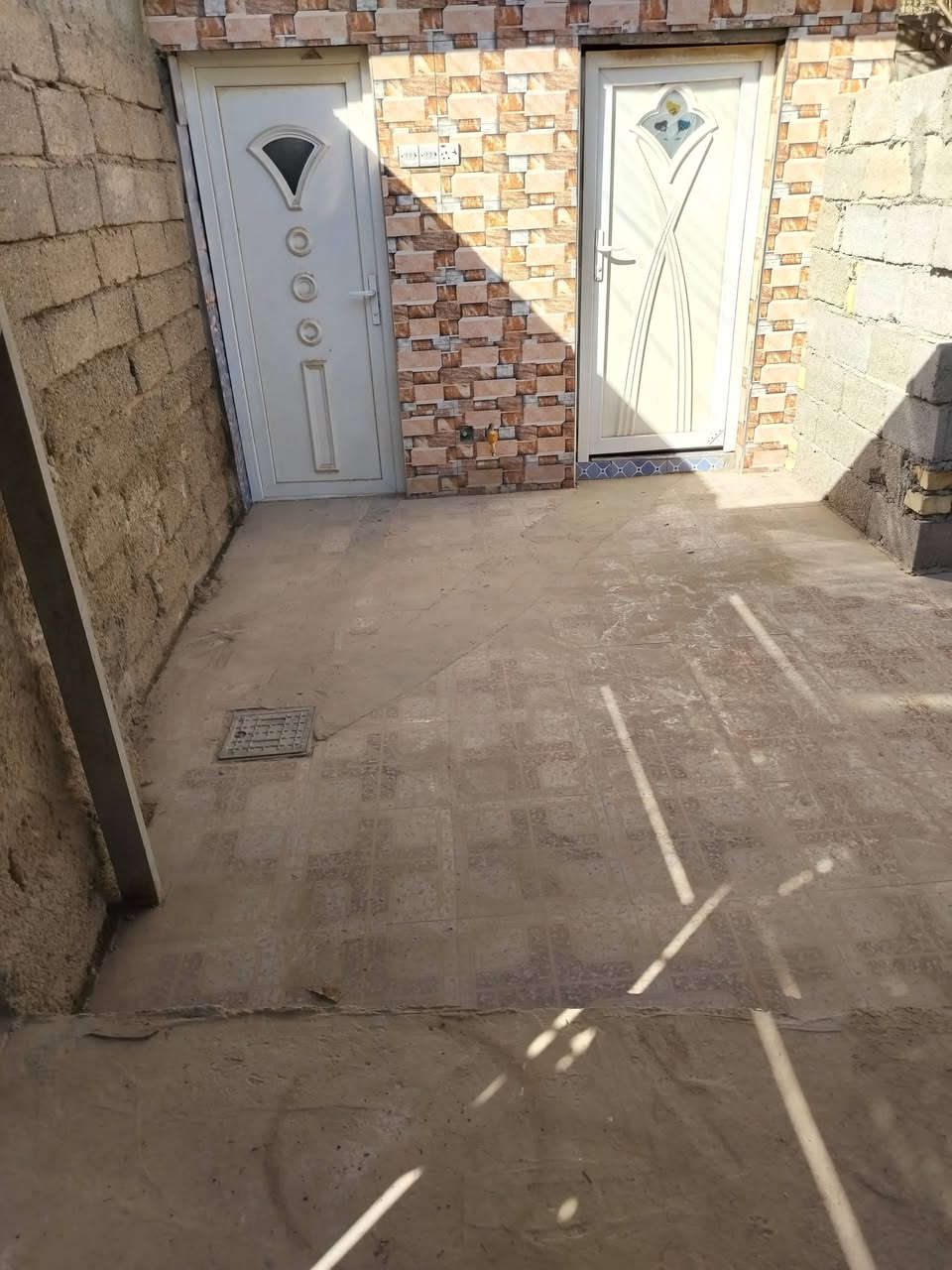 بيت مساحة ٢٢٥ متر بناء بلوك غرفتين وصاله ومطبخ إستقبال ارضيه كاشي الاستقبال والحوش
شارع كهوة بيت الطين القديم
شارع سيد علي آل بوشتيوي بالبدايه
يبعد عن الشارع الرئيسي مال النفط ١٠٠ متر
للإستفسار على الرقم ***********
