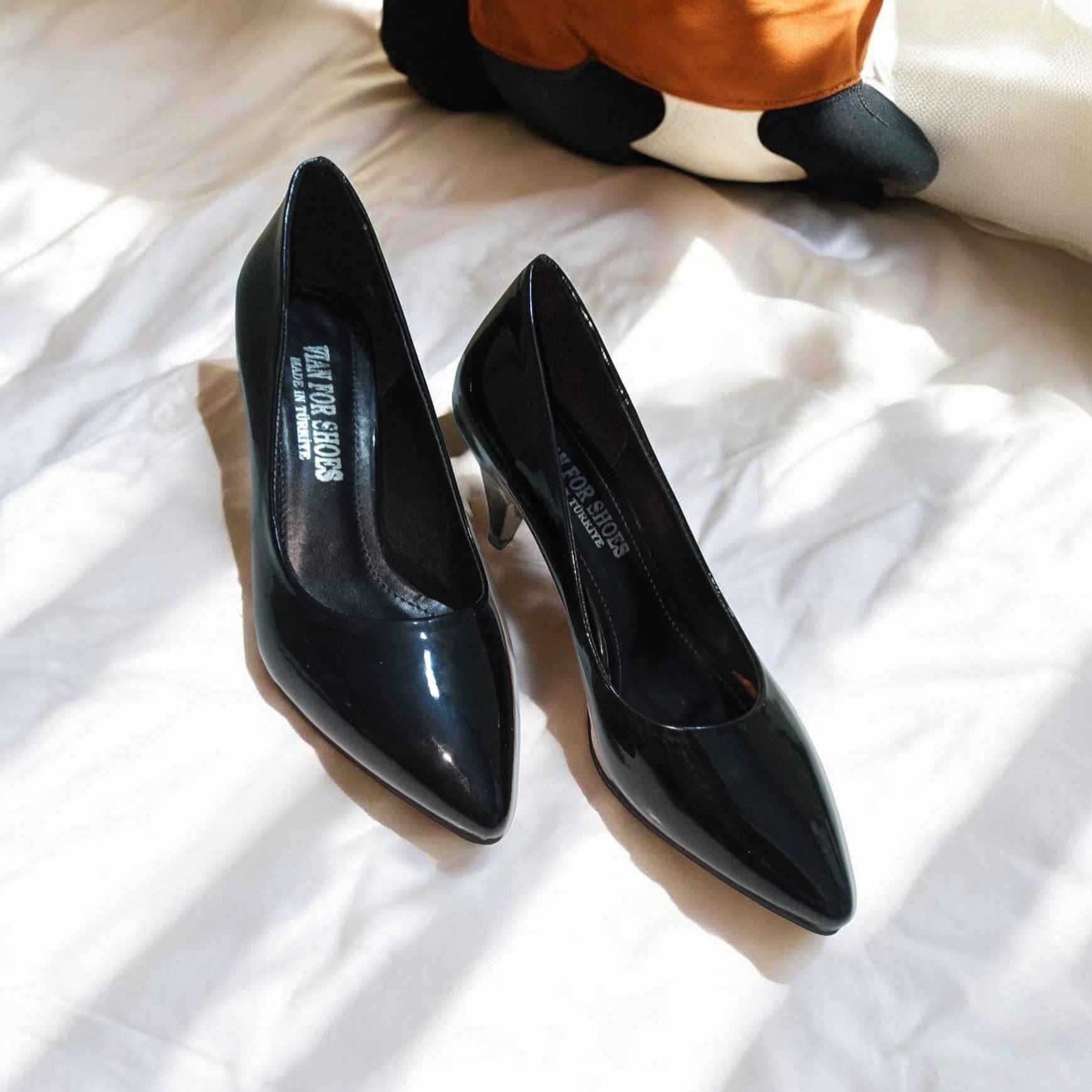 حذاء كعب نسائي  لامع 👠
تصميم كلاسيكي بمقدمة مدببة وكعب متوسط.
أنيق وعملي، مناسب للدوام والمناسبات. ✨
متوفر بجميع القياسات والالوان 
ويوجد توصيل الجميع المحافظات 
باسعار مناسبه
جمله ومفرد


**إذا كنت صاحب هذا الإعلان وتريد حذفه لأي سبب، رجاءا أرسل رسالة إلى الدعم الفني**