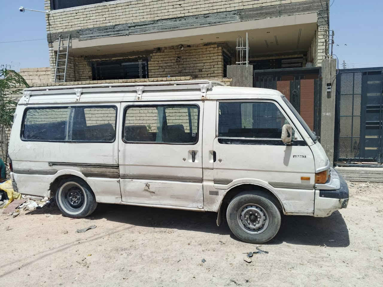 سلام عليكم للبيع كيا مازده 14 نفر مكينه وكير وكسن مكفوله حداديه نص عمر باج جديد تدخل كراج خط حي الحر سنويه لل2029 شعار بل تكمه اصوليه سياره وكاله عامه بيها سعر 50 رقم الهاتف***********
