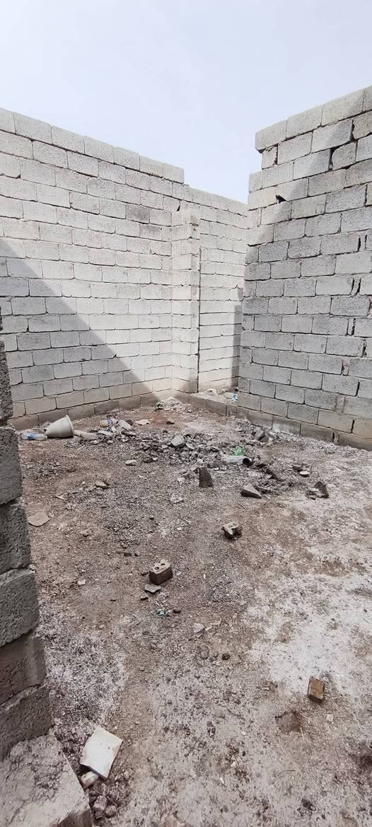 السلام عليكم للبيع هيكل مساحته 100 متر  سند 25 مباشر
تسجله ب اسمك مي و كهرباء وتبليط لباب البيت يبعد عن الشارع العام تقريبن 250 متر خلف مراكت المسعودي واجهة 5 
ونزال 20 السعر 25 مليون للستفسار ***********
