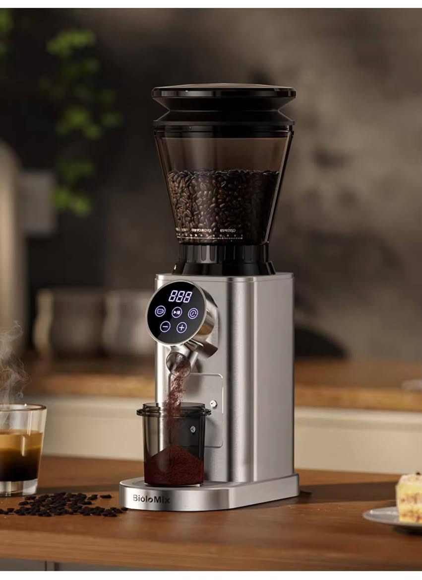 مطحنة قهوة كهربائية من نوع "Biolomix" (موديل CG210).
تتميز المطحنة بشاشة لمس LCD وتوقيت رقمي، مع 30 إعدادًا دقيقًا للطحن، من الإسبريسو الناعم جدًا إلى الطحن الخشن للـ "French Press". 
تحتوي على شفرات مخروطية من الفولاذ المقاوم للصدأ بقطر 40 ملم، مصممة لتقليل حرارة الطحن والحفاظ على زيوت القهوة الأساسية. 
تستخدم تقنية مضادة للكهرباء الساكنة لضمان عدم التصاق البن المطحون بالغرفة، مما يجعل عملية التنظيف سهلة. 
تتميز بسعة 300 جرام من حبوب البن في الوعاء العلوي و100 جرام للبن المطحون، مع نظام قفل لسهولة الإزالة والتخزين.مستخدم قليل جدا
السعر ١٠٠ مع التوصيل


**إذا كنت صاحب هذا الإعلان وتريد حذفه لأي سبب، رجاءا أرسل رسالة إلى الدعم الفني**