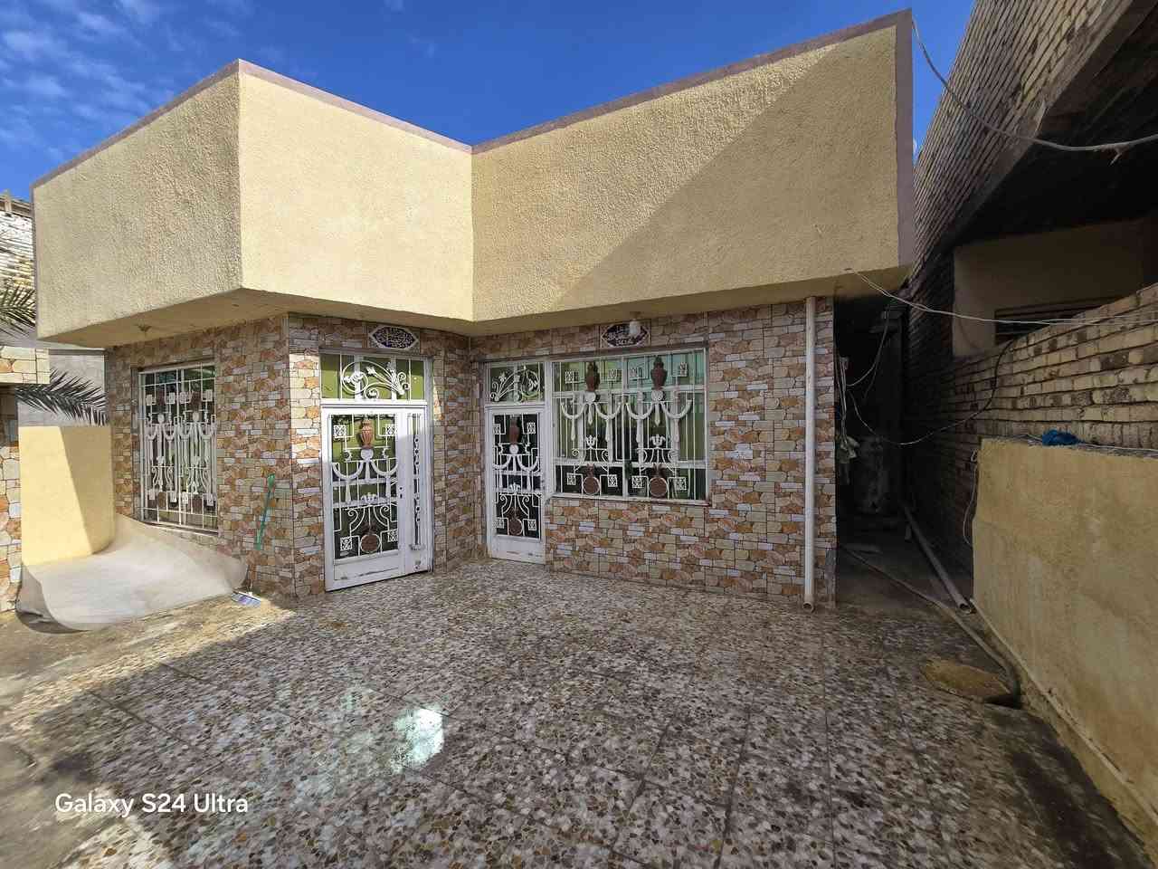 دار للبيع مساحته 200متر طابو صرف يبعد ع الشارع العام 200متر 
عالي ع الشارع مجاري فول طابق واحد يرهم طابقين غرف 2نوم + هول+ استقبال+ حمام داخلي+ استقبال +كراج سياره داخلي العنوان/الحله /شارع ٨٠ مقابل مدينه العاب ارض بابل للاستفسار اكثر الاتصال ع الرقم ***********
