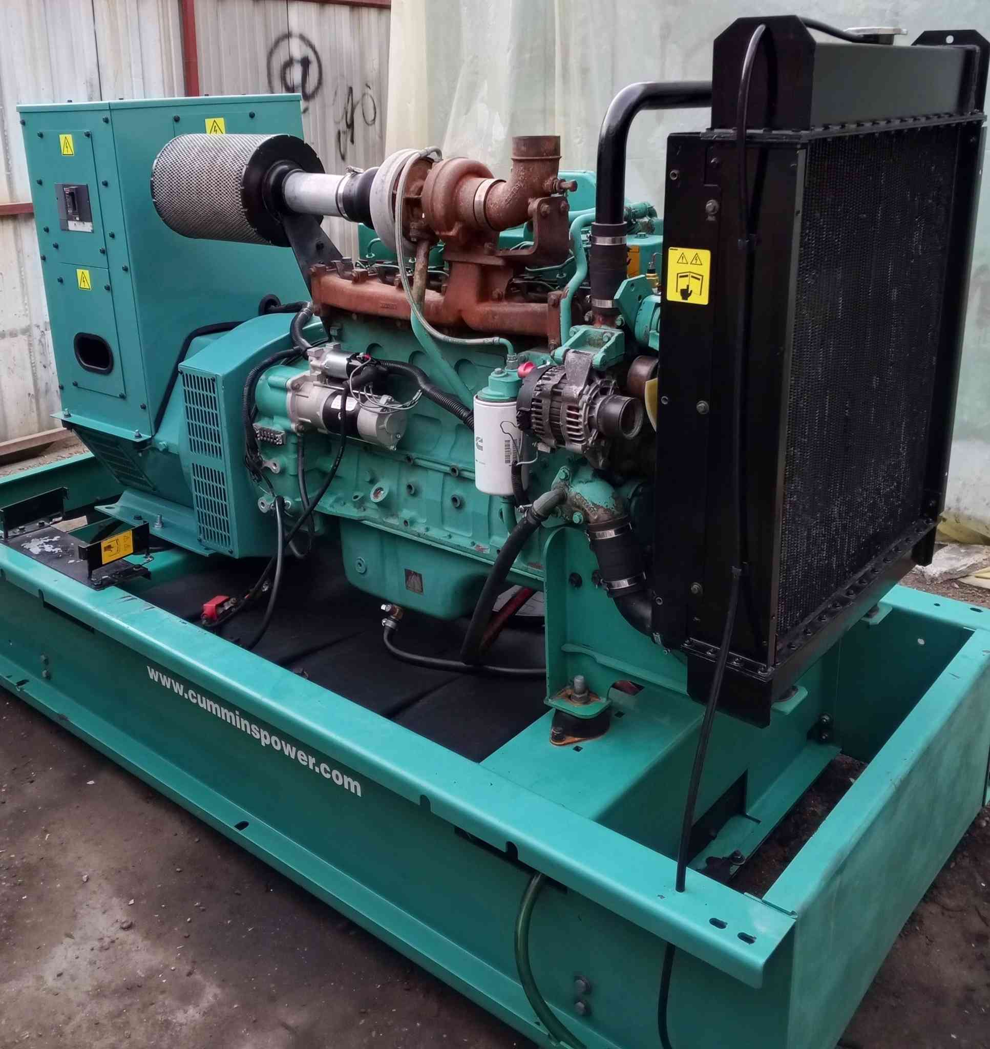 سلام عليكم للبيع
كمنز اونان امريكي اصلي سيت بلاد مشتغلة قليل

محرك 6سلندر 102 بلادي على وضع الشركة 

توليد 150كيفي بشرط عالحمل 

مكان بغداد/***********
