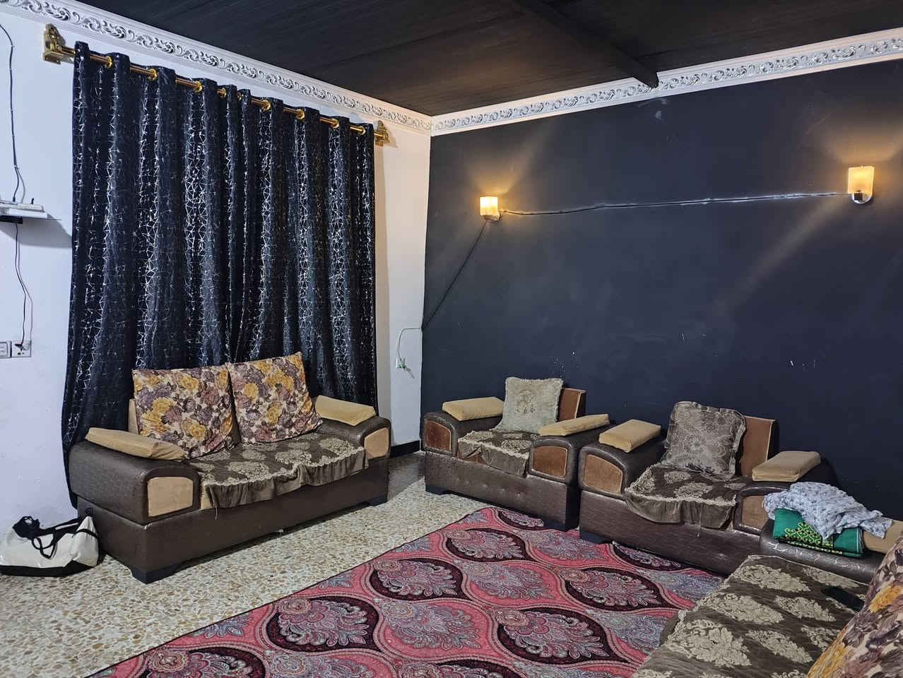 سلام عليكم بيت للبيع تجاوز 100 متر كامل وعالي عن الشارع  حيل نضيف الحمام وتواليت مشترك سيراميك غرفه جبيره ومطبخ وستقبال وكراج وتواليت خارجي البيت مطبك كاشي سكف سندوج مضروب سلفون عازل مقابيل شركت الزوراء السعر 20 ***********
