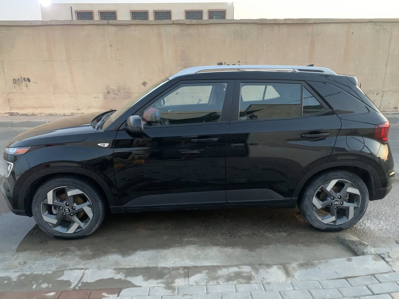 سلام عليكم:
هونداي فينو 2022 المواصفات: 
فتحة سقف
حساس امامي
حساس خلفي
رادار جانبي 
رادار خلفي 
اشارة بالمري
مثبت سرعة
تحكم ستيرن وتحديد مسار كله شغال
رقم شمالي
الحادث مرفق بالصور 
السعر:130$ وبيها مجال
للأستفسار: ***********
