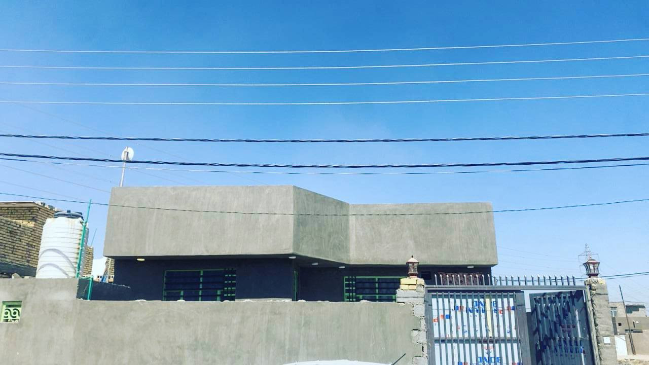 سلام عليكم ورحمة الله 
دار مساحة 200 متر 
بناء حديث صب اساس وسكف ارضية بورسلين وسيراميك جداري بناء طابوك 
يحتوي ع غرف عدد 2 صالة واستقبال ومطبخ وحمام داخلي وخارجي وكراج جبير. 
زراعي 25 مشمول بقرار 320 شارع كربلاء عامود 155
خدمات كامله تبليط شارع 12 مدارس ومركز صحي قريب وسوق شعبي وخط كيات  يبعد عن الشارع العام 300 متر... 
سعره 48 وبيه مجال بسيط 
متواجد ع الفيس 
او واتساب *********** النجف, العراق
