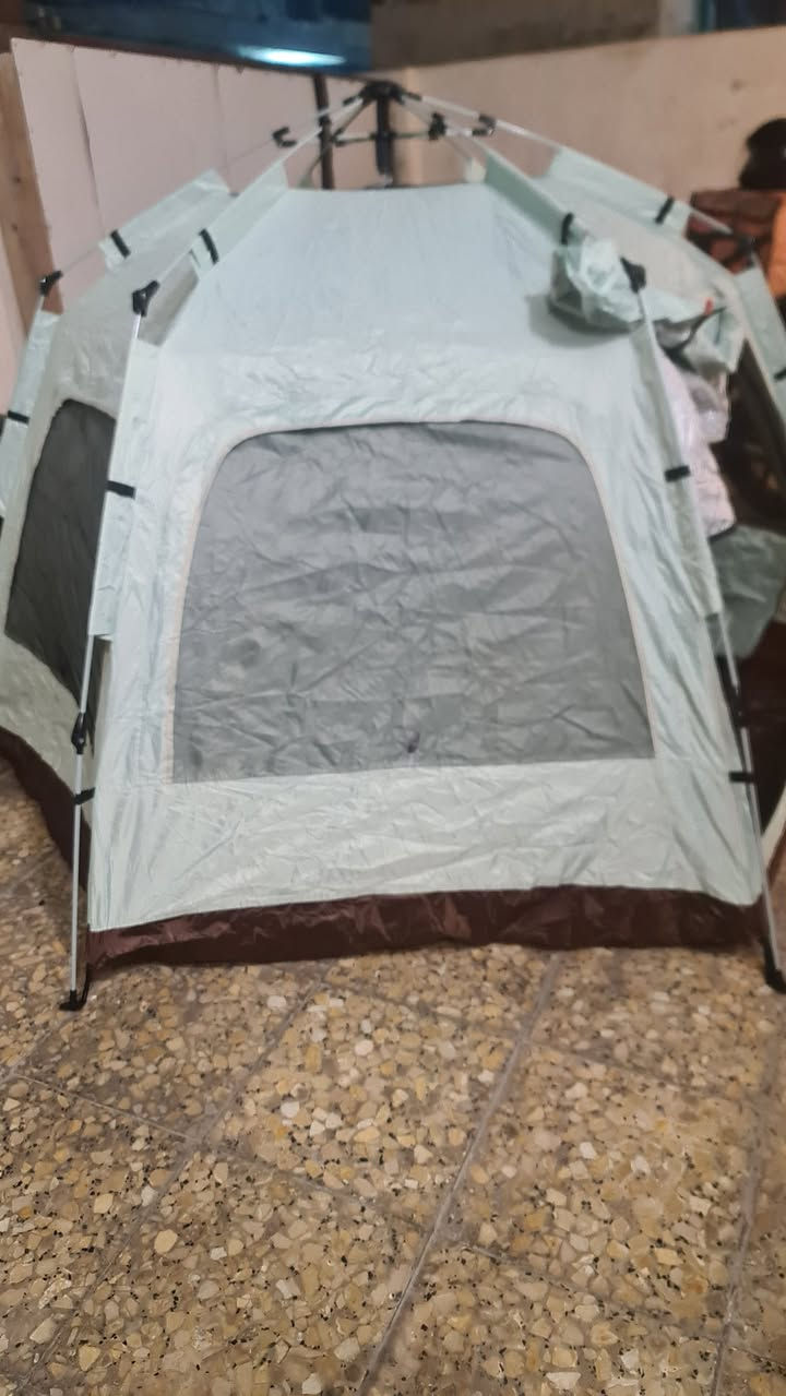 خيمة سداسية قطرها 240سم الارتفاع 160سم. تتسع 4 اشخاص منام.. جلوس 6 اشخاص. بابين وناموسية. واربع شباك لكل شباك ناموسية. مع الاوتاد والحبال والجنطة وزن الخيمة الإجمالي 4كيلو السعر 50 الف مع التوصيل كما موضح في الصور والفديو. خاص او على الرقم ***********
