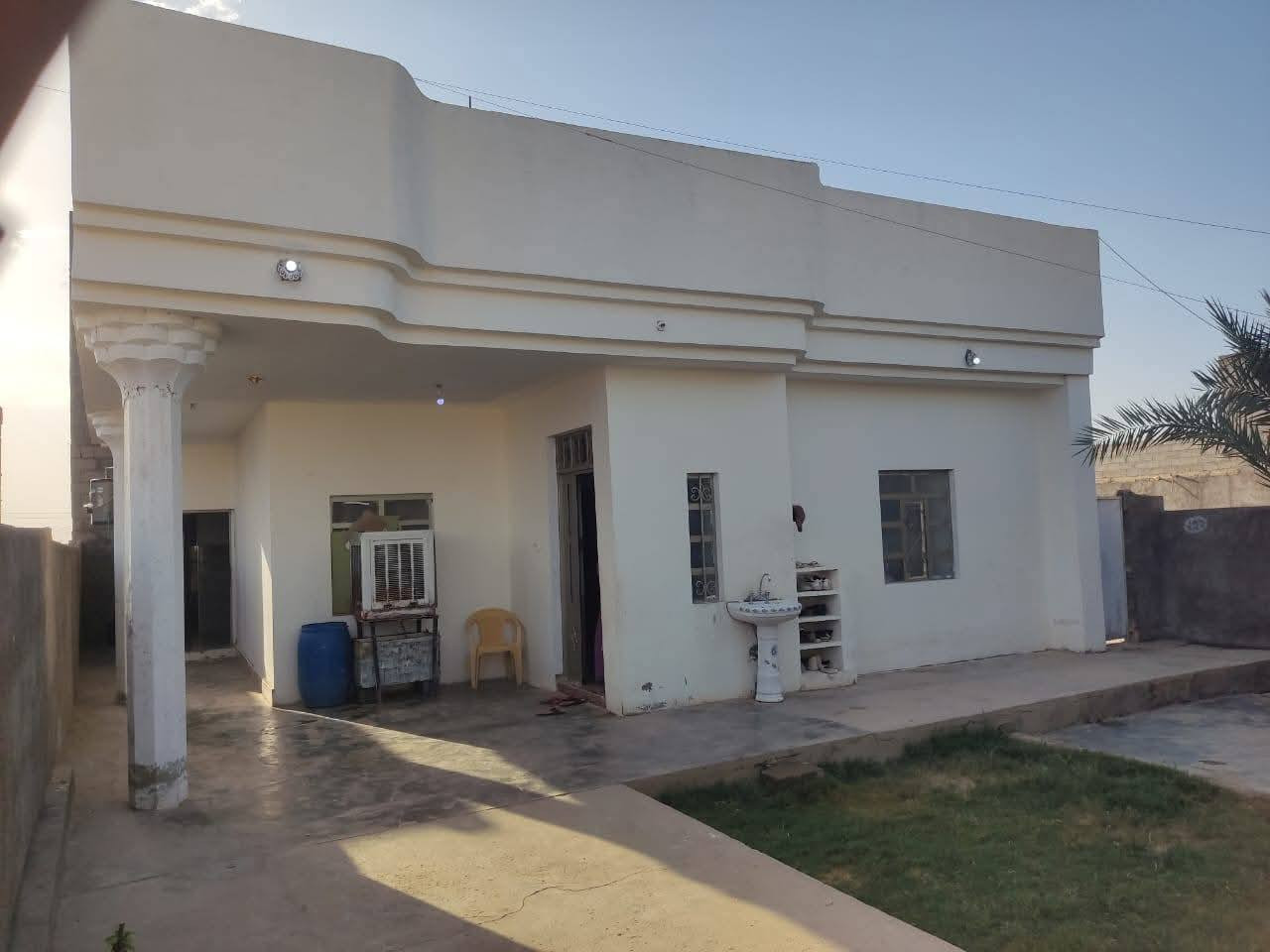 السلام عليكم ورحمه الله وبركاته 
#عرض_بسعر_رمزي  ( بيع مستعجل) 
ارخص عرض موجود حالياً..
متوفر بيت #طابقين للبيع 
#الموقع/ القائم/ حصيبه / حي غزه / بنص السكن / خلف المتنزه الجديد من الجهه الغربيه ب150 متر فقط 
 بشارع بيت رعد زعين التبليط شرق المقبره بمسافه ٢٠٠ متر 
#التفاصيل/ بيت #طابقين بناء حجر شغل درجة اولى 
سراميك بالكامل فقط ارضيه الطابق الثاني تحتاج تطبيق غرفتين وصاله / البيت جاهز للسكن يتكون /  
_ الطابق #الارضي / من : كليدور / ديوانيه / استقبال كبير/ صاله / غرفتين نوم / مطبخ كبير / حار بارد/ صحيات داخليه وخارجيه / حديقه كبيرة جداً..
_الطابق #العلوي/ يتكون من : غرفتين نوم وصاله ومخزن
/ سقوف ثانويه للغرف ارضية خشن الجدران صبغ كامل/ 
المجموع ٤ غرف نوم 
#المساحة/ 350 متر² تقريبآ  
#السعر/ #بـ40_مليون وبي مجال حك جيتك 
 ارخص من هيج ماكو // للشراء الاتصال بي مباشرة او مراسلتي على الواتساب  ***********
