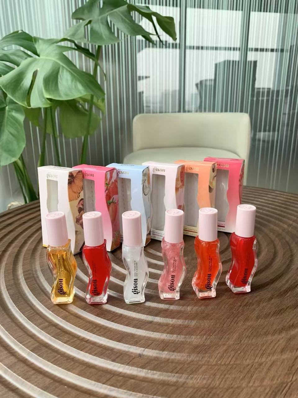 فقط. 4 ألف 😱😱😱
 
يوجد خدمة التوصيل 🚕🚕🚕

لطلب علخاص 💃🏻💃🏻💃🏻

كلوس الي صاير ترند بسيفورا توفر😅

Honey Infused Tinted Lip Oil 🍓
زيت الشفاه من جيسو بخلاصة الفراولة 🍓
زيت مدعوم بالعسل 🍯 وزيوت حديقة النحل لترطيب الشفاه بشكل مكثف مع لمسة نهائية عالية اللمعان غير لزجة ✨
يحتوي هذا اللب كلوس او اللب اويل على الهايلورونيك اسد وزيوت اخرى طبيعية وقوية مضادة للأكسدة تجدد الرطوبة وتضيف لمعان زجاجي للشفاه 👄
يجننننن شكله وطعم وريحة الفراولة اللي بي لذييييذة حرفياً ينوكل 😅🤤🍓 واللمعة اللي يتركها بالشفة خيااااالية✨🔥


**إذا كنت صاحب هذا الإعلان وتريد حذفه لأي سبب، رجاءا أرسل رسالة إلى الدعم الفني**