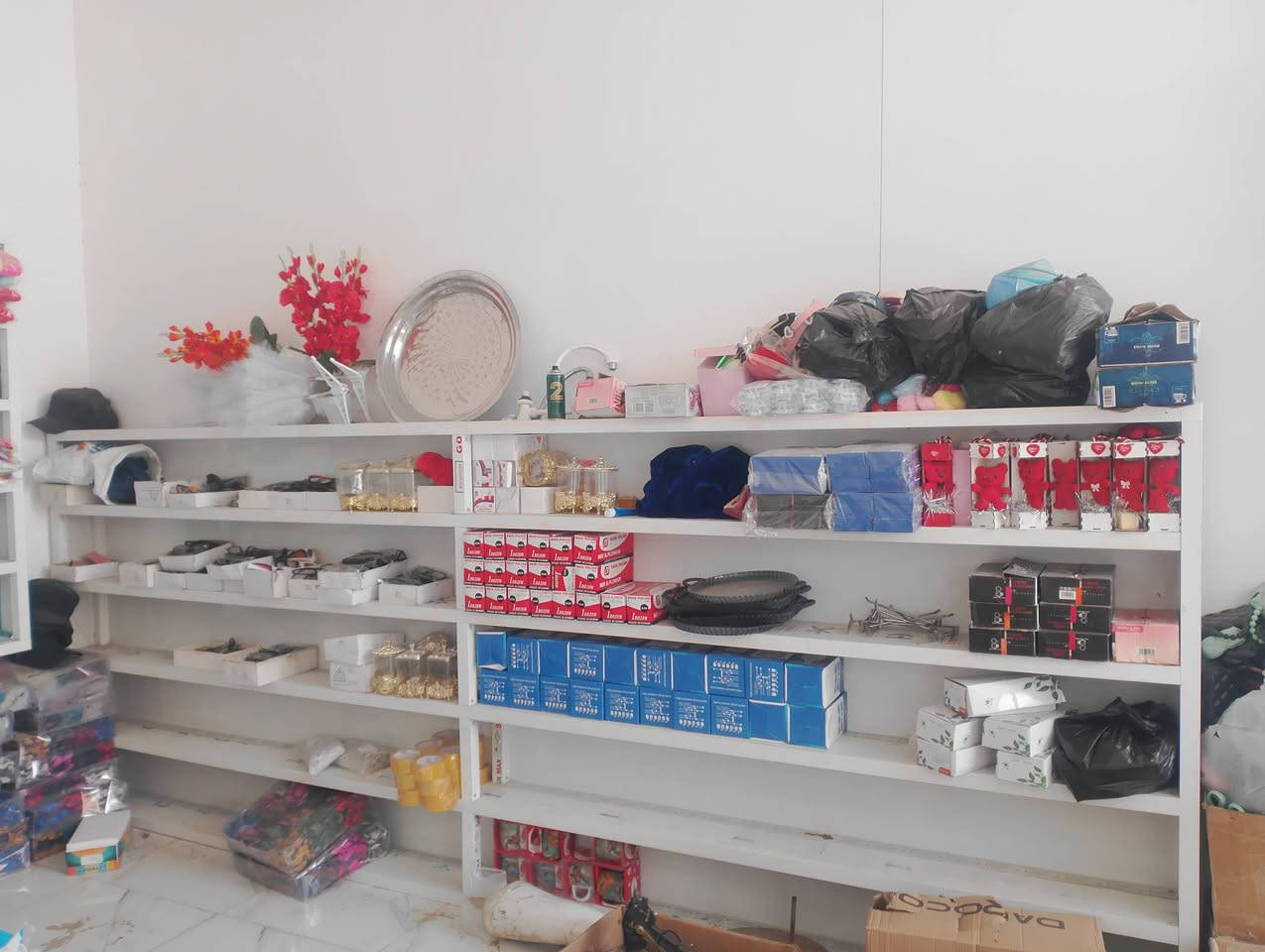 3رفوف للبيع طول الرف  اول متر ونص 
وثاني مترين وثلاث 3متار 
‏‪0777 674 8648‬‏ مكاني كوت
