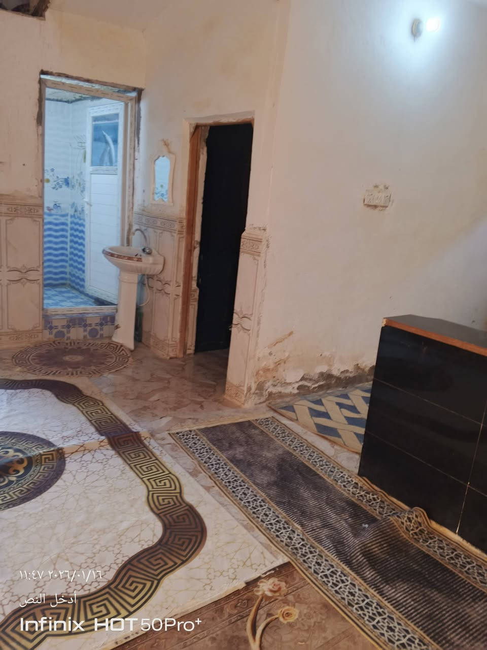 سلام عليكم بيت اللبيع مساحه 200يتكون غرفتين صاله مطبخ حار وبارد وصحيات معه قطعه سعر 20مكان ناصريه غضاء النصر بحي العدس شارع ابو حنان رقم الهاتف ***********
