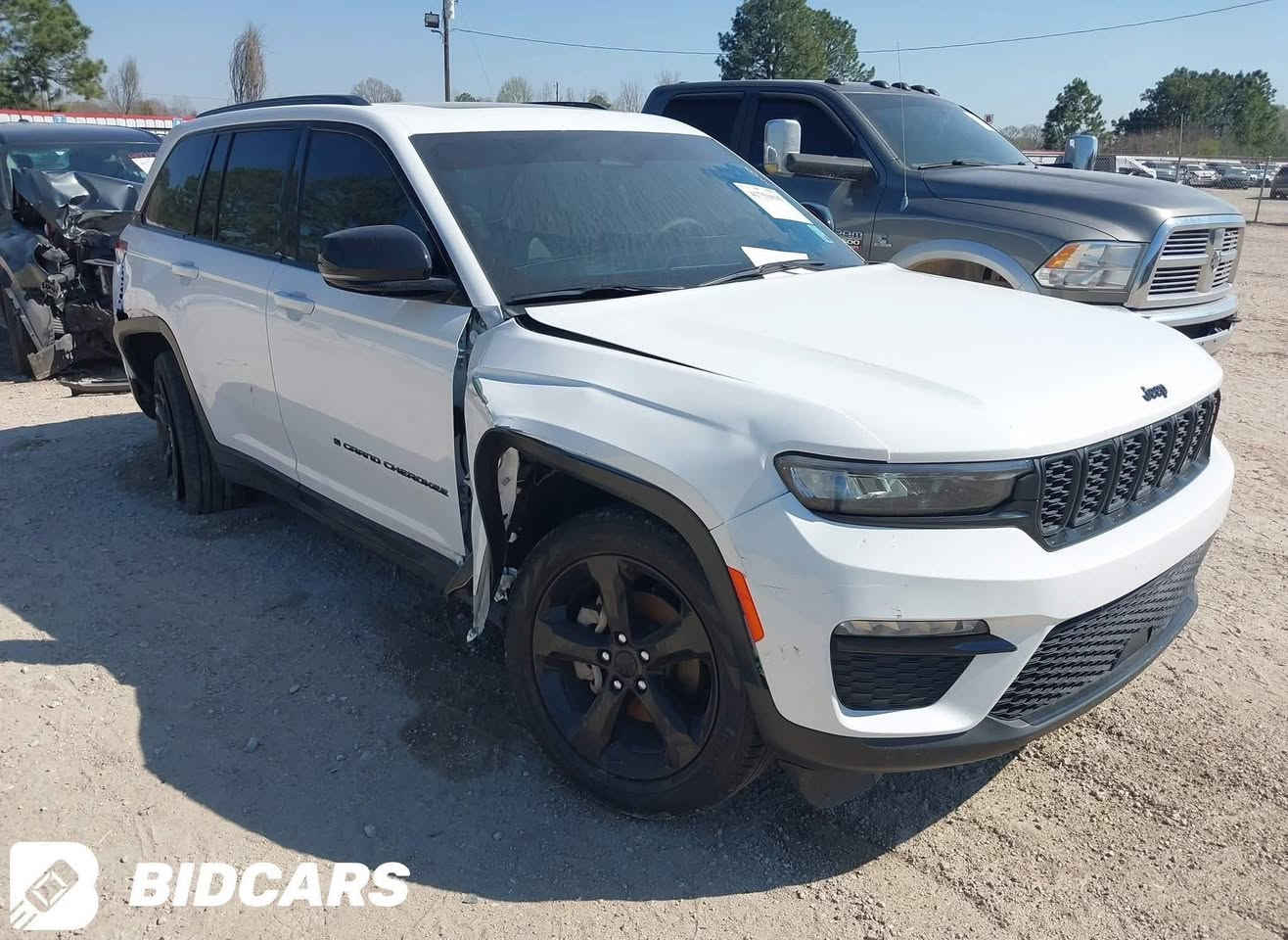 جيب لاريدو بلاك توب  :2023
المحرك : V6  3.6L 
دواسات 
شاشه عربي عدد 3 سائق وب وسط والصدر 

العداد :43 الف

 المواصفات :

*اشاير بالمري 

*بلاك توب اصل لمتدد 

* رادار امامي وجانبي وخلفي مع مانع تصادم 

* تحذير الخروج عن المسار 

* تحذير النقطة عمياء 

* شاحن موبايل

* ويل قياس 20 انج  

* شفتات بالستيرن 

* كاميرة خلفية مع حساسات 

* المصابيح الخلفية والأمامية زنون  

* دخول ذكي

* تشغيل عن بعد 

* الصندوق الخلفي كهربائي 

*مقاعد السيارة جلد وكنتارة 

* مقعد السائق كهربائي 

* المقاعد الأمامية  والخلفي  والسترين تدفئة 

* حساسات خلفية 

* 5 راكب

* تبريد خلفي  

* مانع تصادم خلفي 

* بلوتوث تلفون 
بنوراما كامله 

* محدد سرعة 
رقم شهداء باقي سنه وكاله ب سياره 
رقم بغداد 
مكان السياره (ناصريه)
فول لفول 
ضرر السياره موضح ب صوره 

السعر(315)
***********
