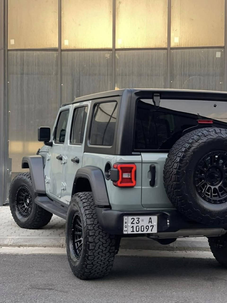 Jeep Wrangler sport 2023🩶
➡️محرك 4 بستم توربو بنزين 
سيارة مرتفعة من امريكا 
🩶لون سمنتي جديد مميز 🩶
⛓️ماشية 29 الف 
🖥️شاشة وسط  
🎆 جامات كهرباء عدد 4
🆎بصمة تشغيل 
📳 Car play  
⬆️سقف فايبر كلاس متحرك 
↕️تثبيت سرعة 
✅ 4X4 
⛰️طخم تايرات جبلي 
📷كامرة خلفي 
🔍Media (Tipe\C & USB)
➿traction control \ مانع انزلاق
➰نضام تسلق 
🔘 Auto Start 
♾️دشبول الكتروني 
✔️سيارة بيهه نص جاملغ خلفي فقط بدون دواخل بدون ايرباك

📲***********
📍سليمانية  
سعر 285 ورقة قفل رجاء سعره قفل علمود معاملة لتخابر ❤️
