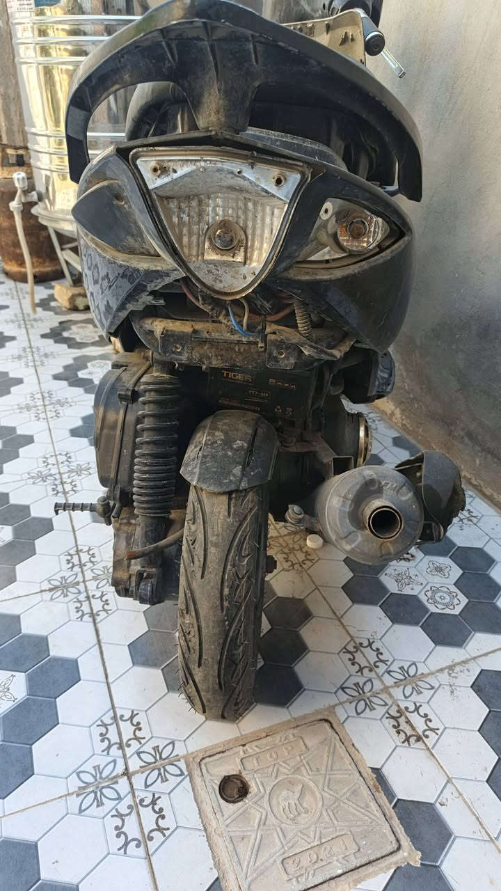 السلام عليكم .
دراجة ماكس مضلع محرك بوشة 55 الدراجة متروكة من شهرين لان اشتريت سيارة وعفتهة كلشي بيهة شغال واذا تريد اخذهة قطع غيار قيم بحق الله واخذهة لان والله العظيم شتريت سيارة وعفتهة وما عدى سويجهة ضاع يعني اشتري جوزة وخلاص . 
العنوان واسط / الصويرة . 
***********
