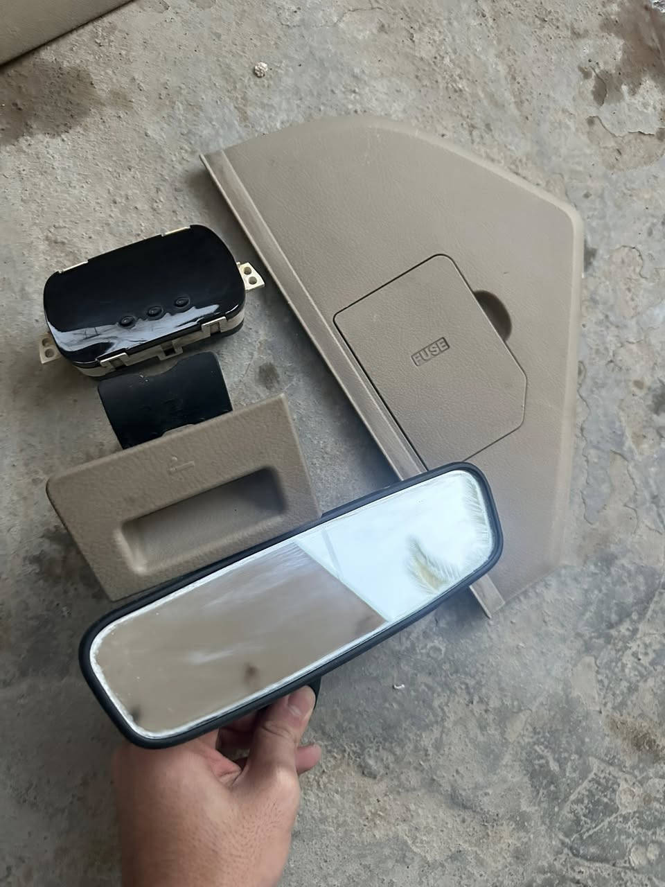 السلام عليكم 
غراض افيو للبيع خليجي 
كيجات 
ساعة
مراية 
***********
*********** واتساب
