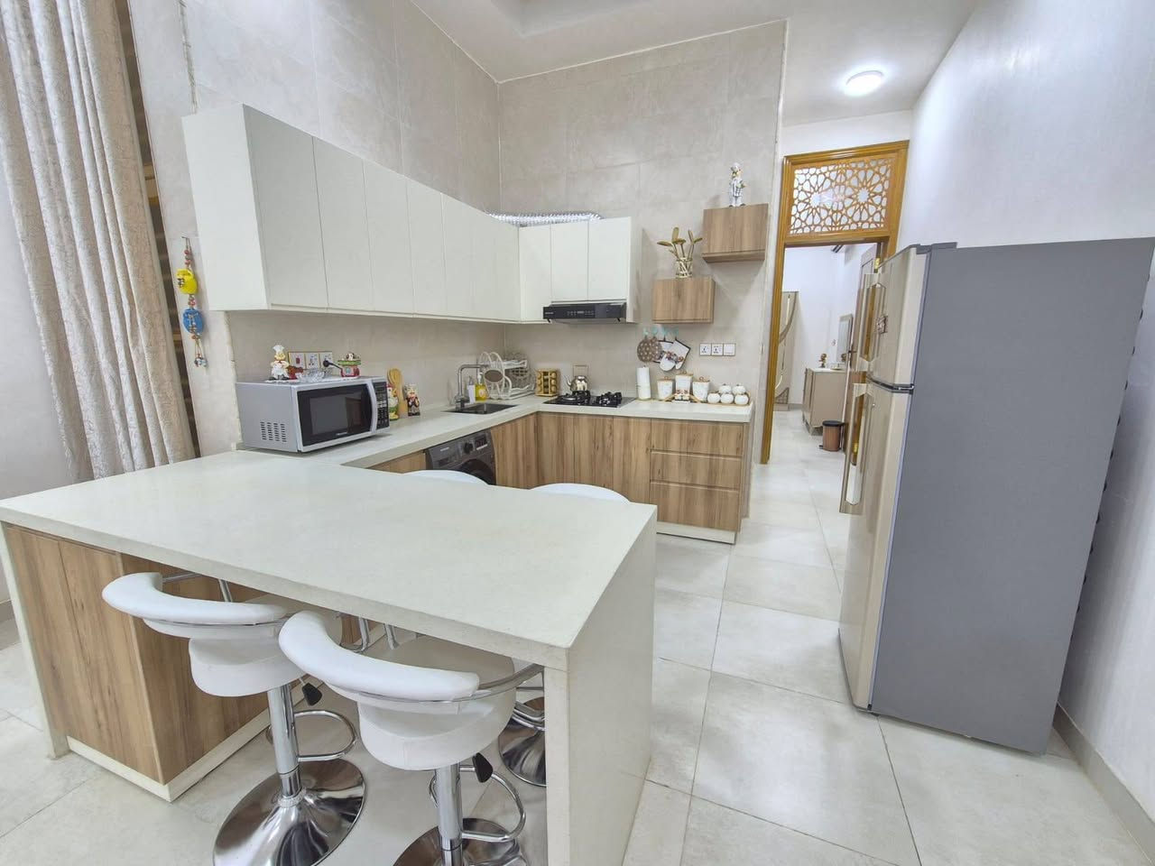 كاونتر تركي درجه اولى +سطح كرانيت طبيعي اصلي داخل والخارج hdf مع الطباخ
طول جهة الطباخ مترة ونص
طول جهة السنك مترتين ونص 
مع ميز جلوس (بار) 
 و٤ ستولات  
ب٣ ملاين


**إذا كنت صاحب هذا الإعلان وتريد حذفه لأي سبب، رجاءا أرسل رسالة إلى الدعم الفني**