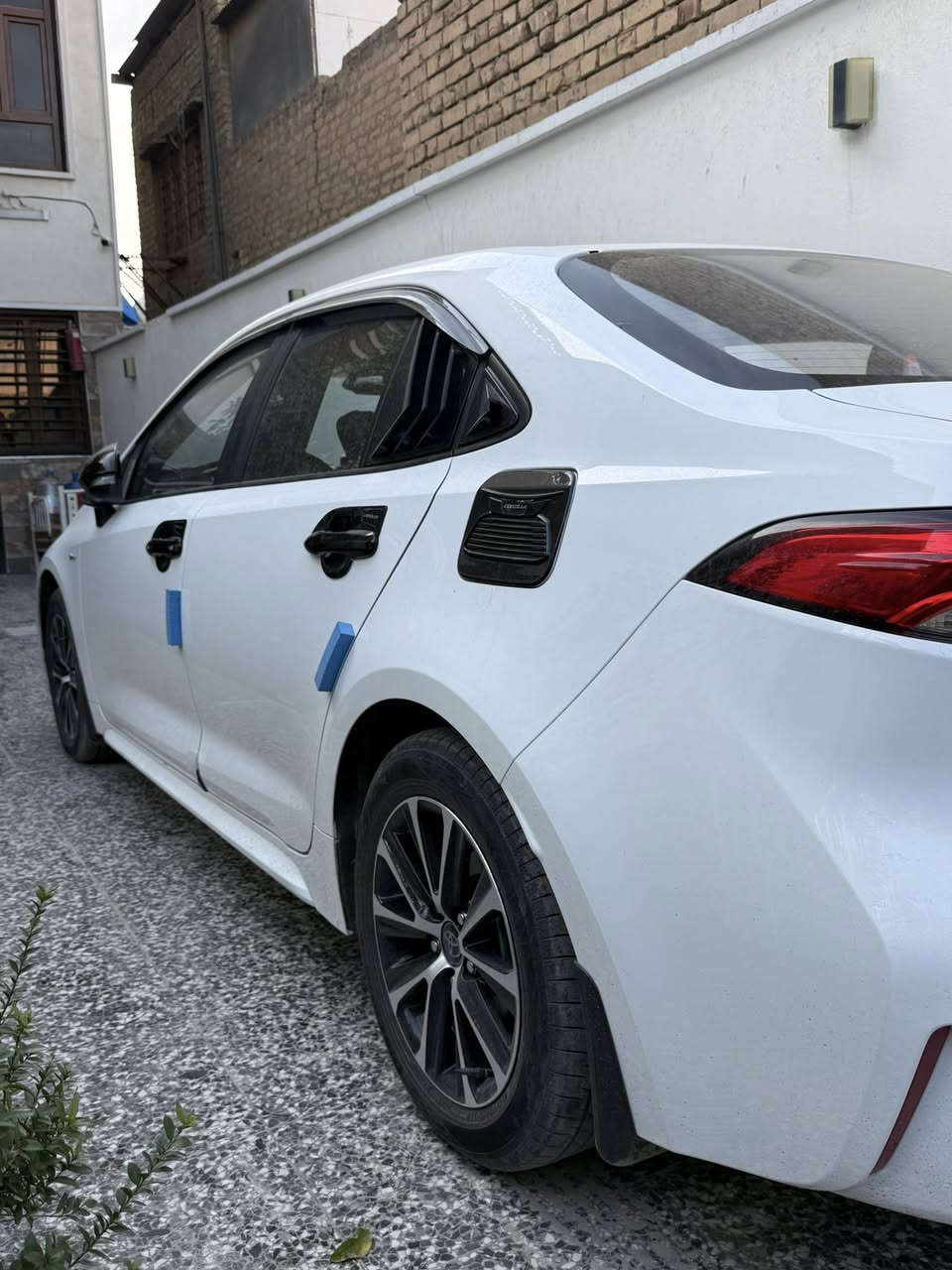 سلام عليكم كورلا للبيع موديل 2025 مكفوله كفاله عامه هابرت شكل لمريكي علامه سوده مكفوله كفاله من الصبغ والتبديل والبارد مواصفات السياره
باشيه 2800 زيرو بعدها اناره داخليه سكوبات سود سبايدر مرايات السيار ديد كشنات تغليف حوضيات ويه دواسه الباب فتحا تحديد مسار حساس امامي كامره دواره
• السياره بسمي
السعر 23 مليون وبيها مجال 
مكان بغداد الكرادة
الهاتف ***********
